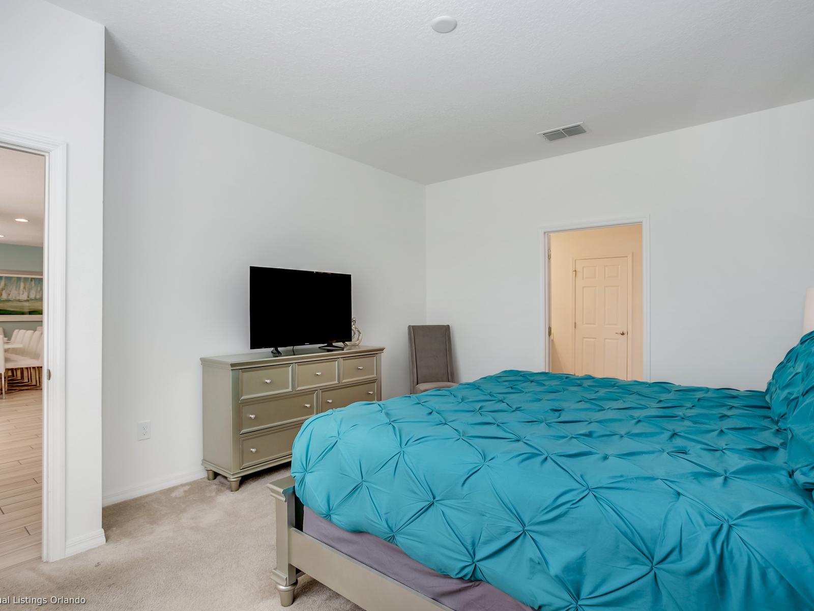 Deluxe Bedroom of the Apartment in Florida - King Size comfy bed - Luxurious bedding for a restful night's sleep - Smart TV and Netflix - Minimalistic decor creating clean sleeping space