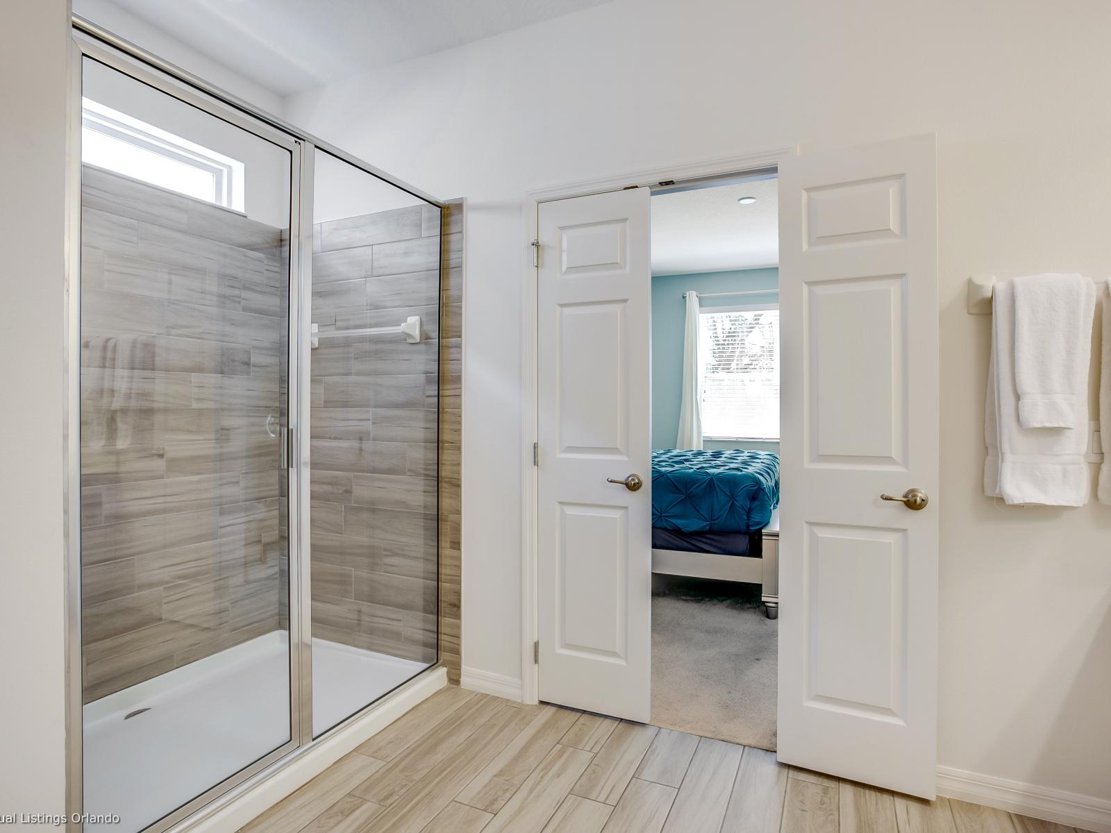 Polished Bathroom of the Villa in Florida - Seamless design featuring a glass-enclosed shower for a modern touch - Functional yet glamorous, with thoughtfully chosen fixtures - Clean lines and refined details for a sophisticated look