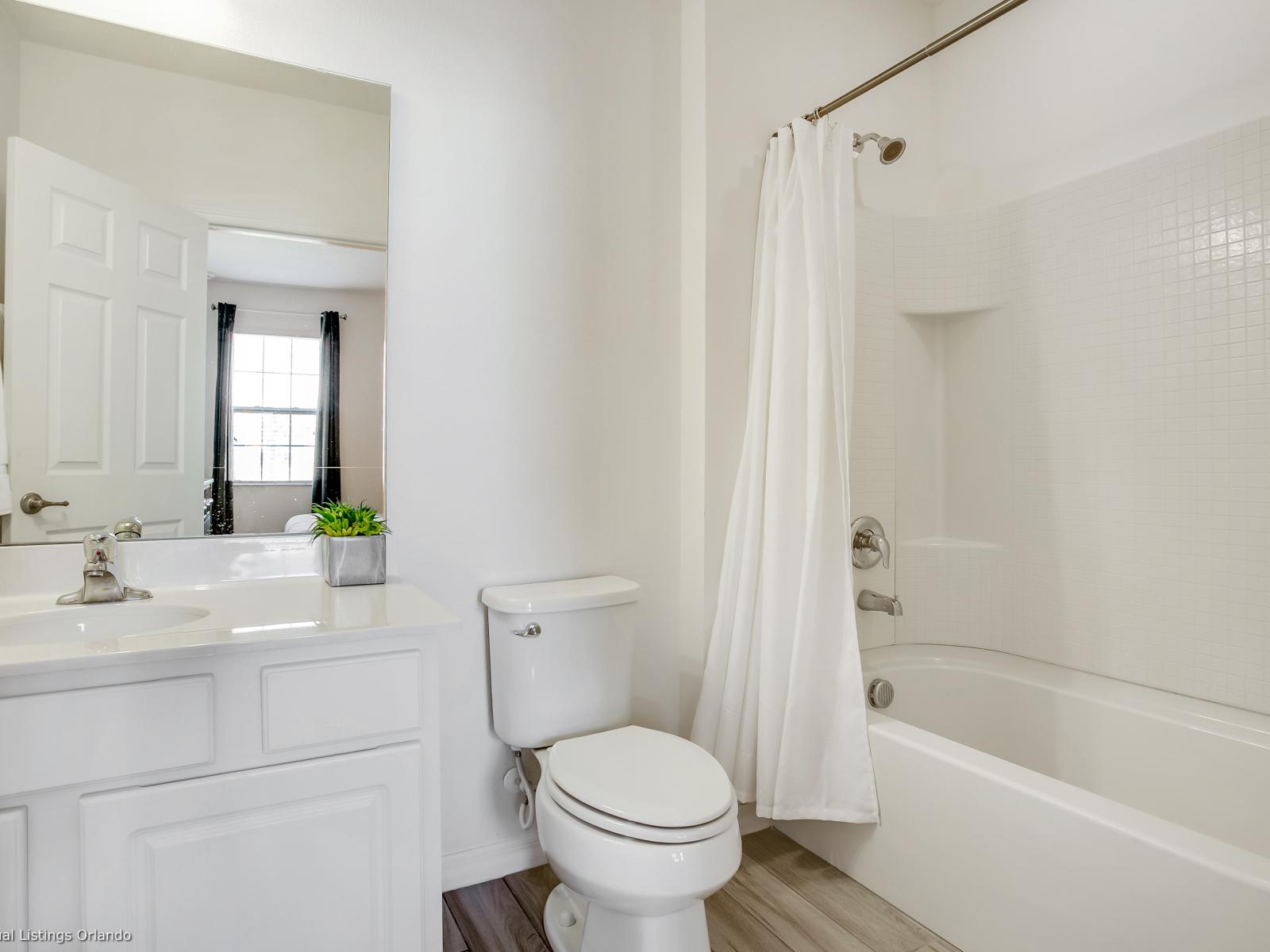 Luxe Bathroom of the Villa in Florida - Elegant bathroom with luxurious fixtures and finishes - Use of High-end materials - Contemporary fixtures for a touch of indulgence