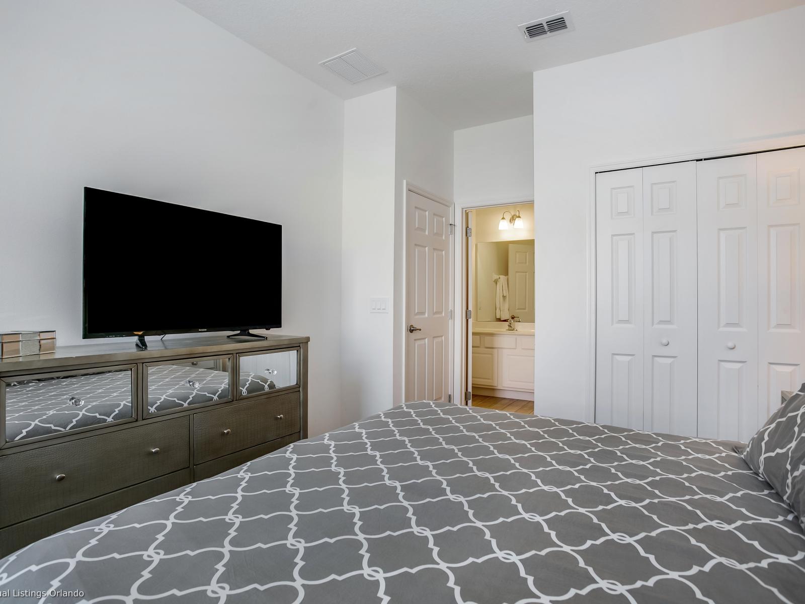 Lavish Bedroom of the Villa in Florida - King size comfy bed - Smart TV and Netflix - Well-appointed bedroom with neutral tones for a calming atmosphere - This stylish modern bedroom is a perfect  place to rest, rejuvenate and recharge