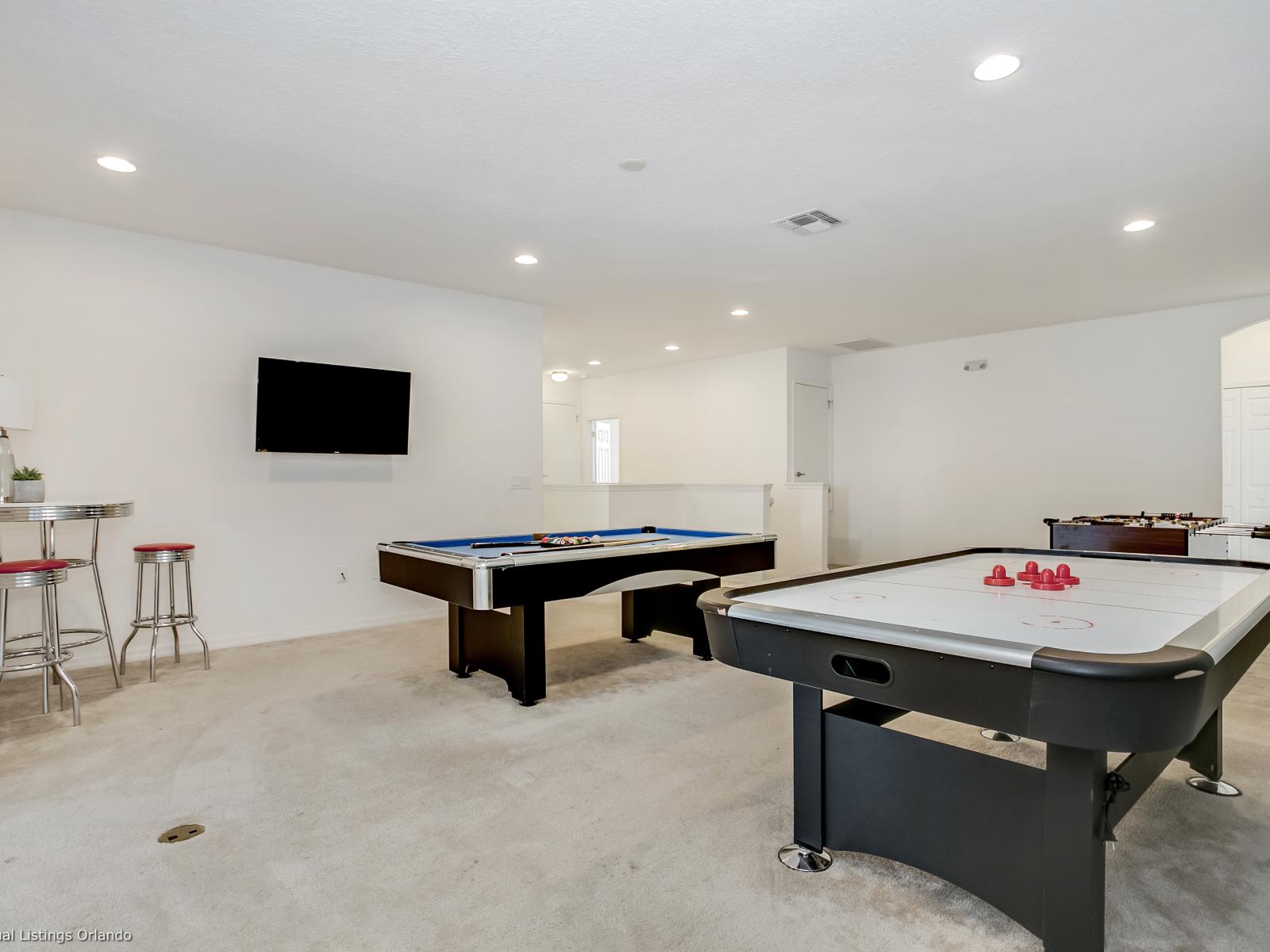 Fun Game room of the villa in Florida - Immerse yourself in the excitement of villa gaming room - Smart TV and Netflix - Where pool and air hockey tables create the perfect space for leisure and camaraderie