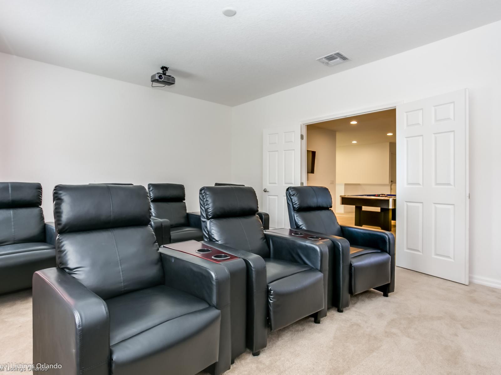 Posh theater room of the Villa in Florida - A place to have fun time with your family and friends - Watch your favorite movies - Comfy sofas seats