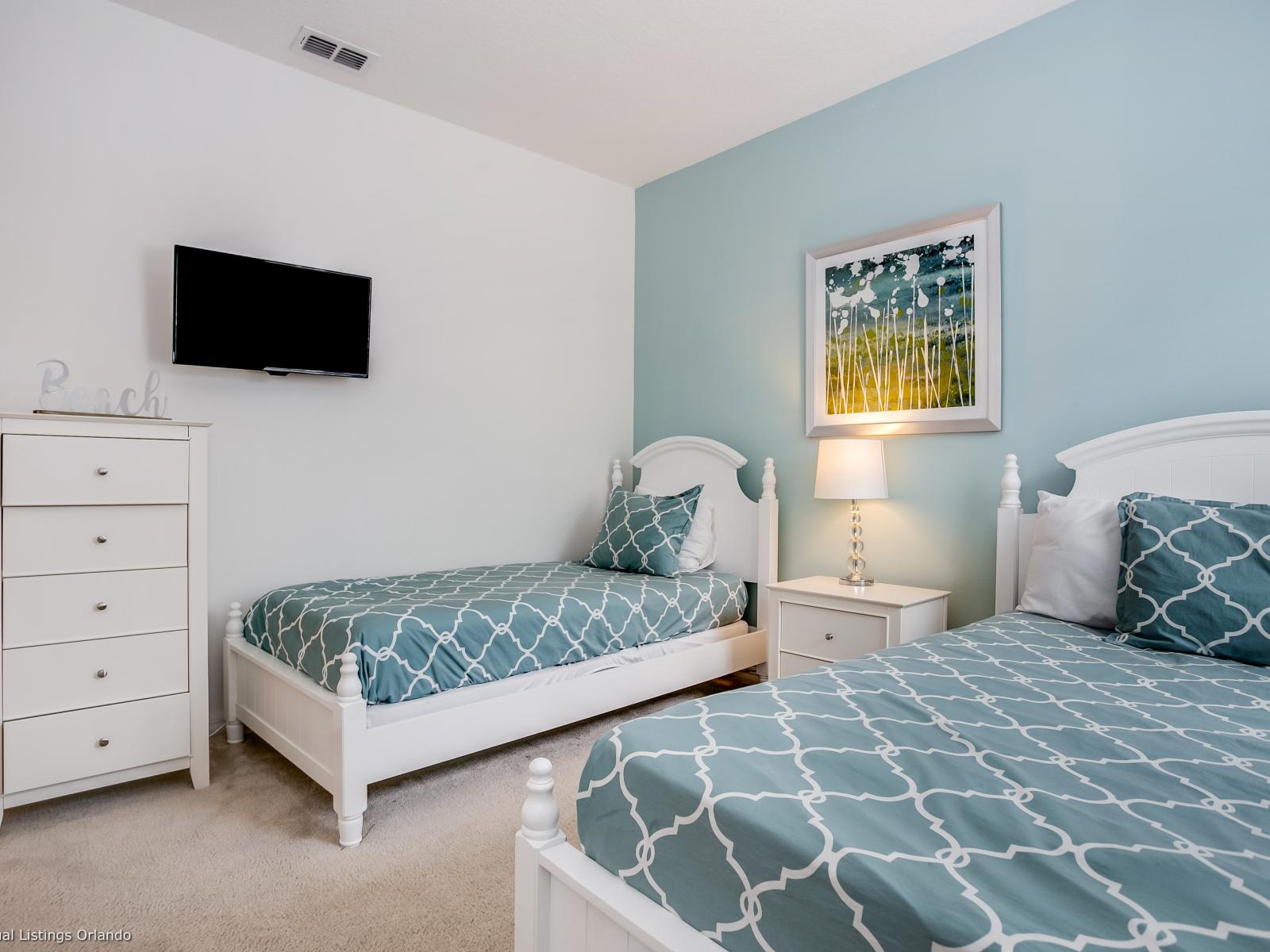 Resplendent Bedroom of the Villa in Florida - Two plush twin beds - Bedroom with a cozy ambiance, blending comfort and aesthetics - Smart Tv and Netflix