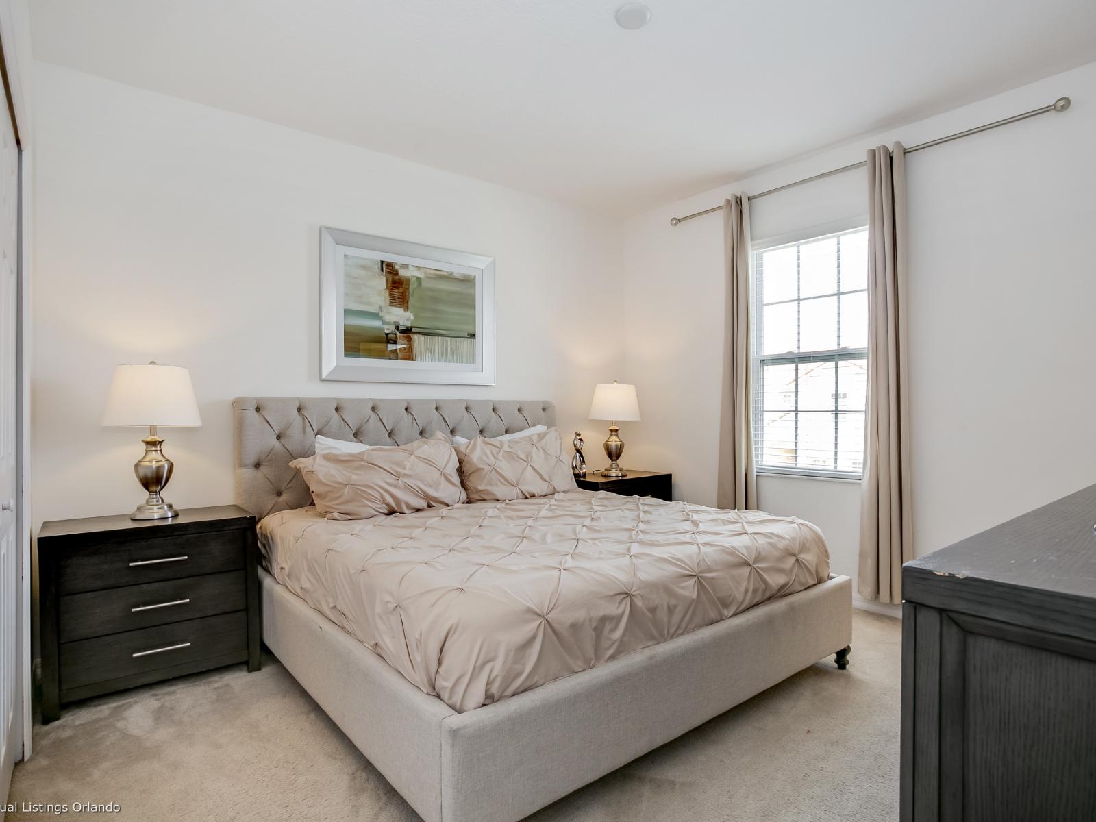 Ornate Bedroom of the Apartment in Florida - Smart TV and Netflix - Stunning Views from Window - Ensuite Bathroom - Comfortable King Size Bed