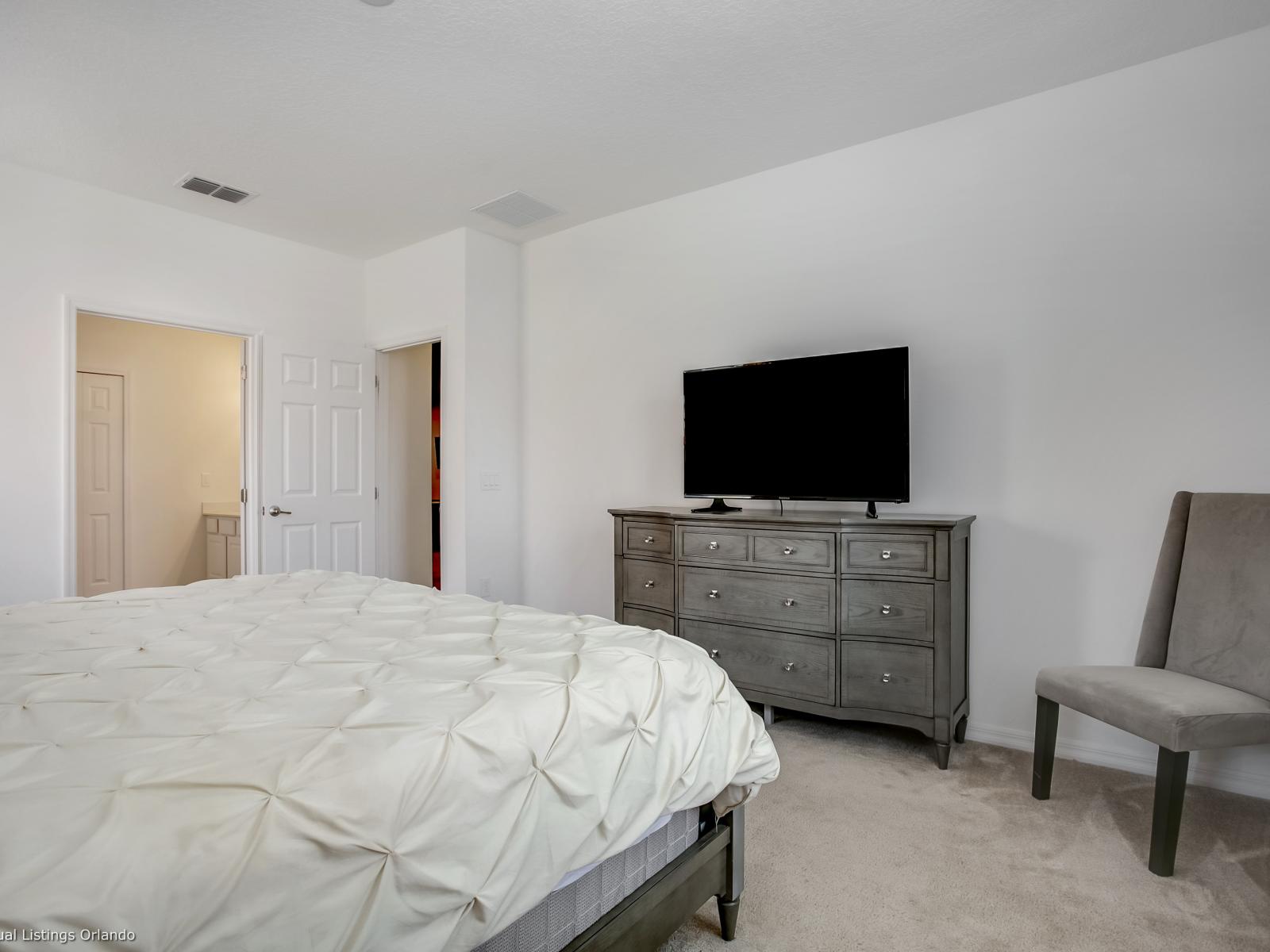 Ornate Bedroom of the Apartment in Florida - Smart TV and Netflix - Stunning Views from Window - Ensuite Bathroom - Comfortable King Size Bed