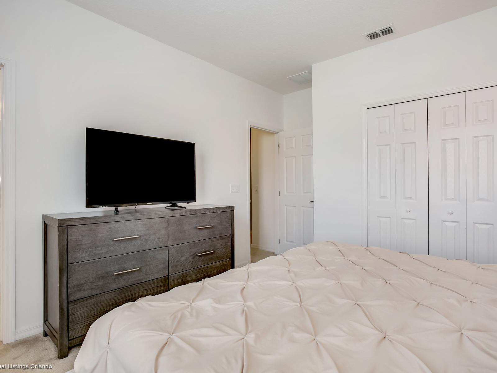 Palatial Bedroom of the Villa in Florida - Smart Tv and Netflix - Well-appointed bedroom with neutral tones for a calming atmosphere - Attached Bathroom