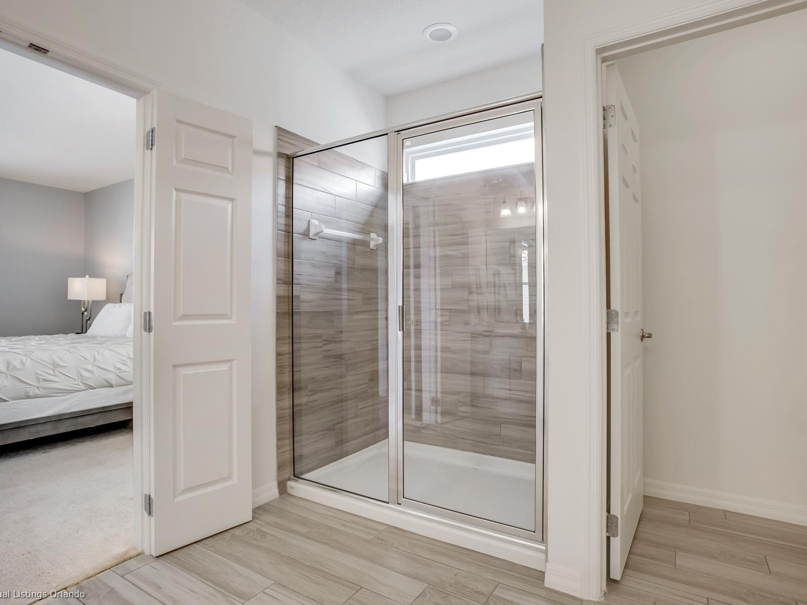 Polished Bathroom of the Villa in Florida - Well-designed space with a focus on both aesthetics and functionality - Get refreshed and rejuvenated in this spacious modern bathroom.