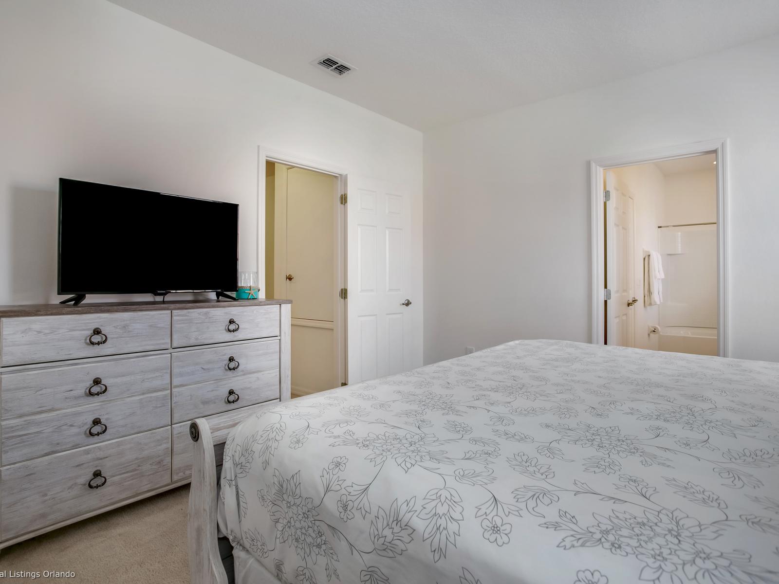 Palatial Bedroom of the Villa in Florida - Smart Tv and Netflix - Well-appointed bedroom with neutral tones for a calming atmosphere - Attached Bathroom