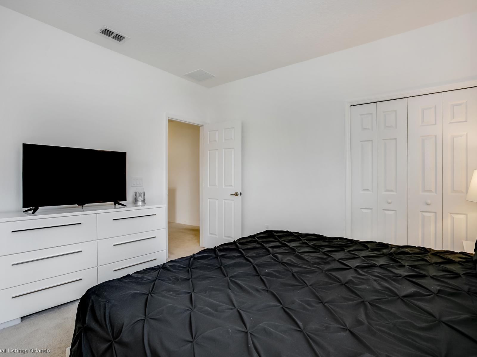 Luxurious and comfortable bedroom of the Villa in Florida - Smart TV and Netflix - Cozy retreat with a plush bed, perfect for relaxation - Smart use of space with efficient storage solutions - Luxurious bedding for a restful night's sleep