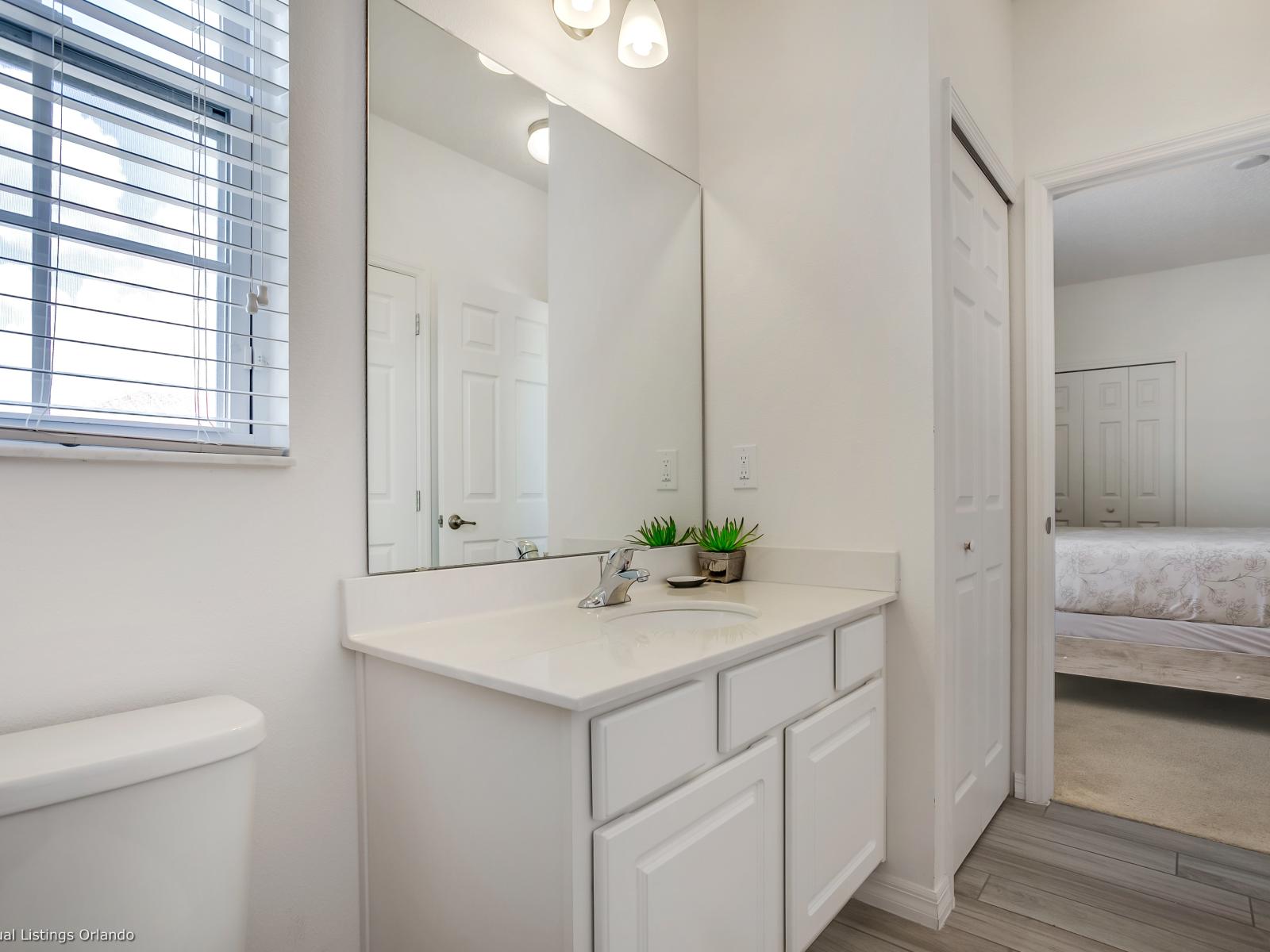 Ensuite bathroom of the Villa in Florida - Lush Double Vanity with full size mirror - Attention to detail, from the elegant tiles to the faucets - Inviting ambiance with soft, ambient lighting and tasteful decor