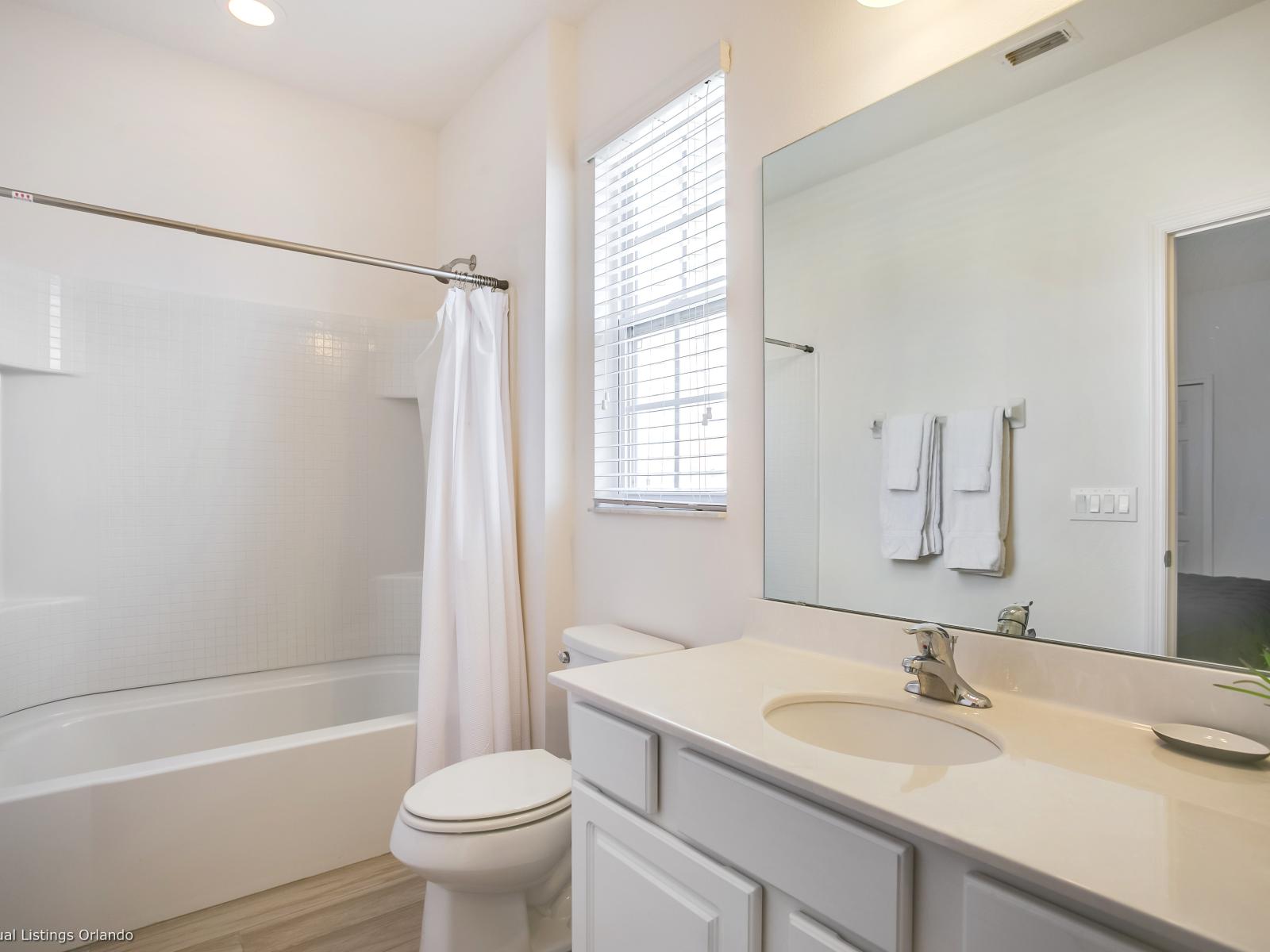 Luxe Bathroom of the Villa in Florida - Elegant bathroom with luxurious fixtures and finishes - Use of High-end materials - Contemporary fixtures for a touch of indulgence