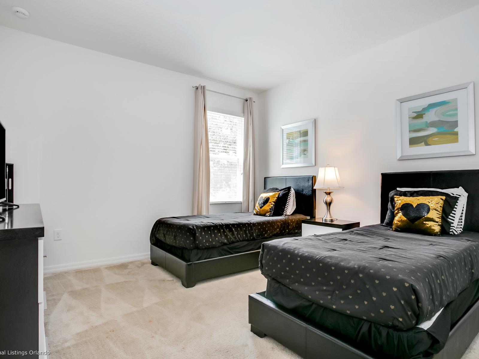 Resplendent Bedroom of the Villa in Florida - Bedroom with a cozy ambiance, blending comfort and aesthetics - Smart TV and Netflix - Double bedroom is a perfect haven for two, featuring twin beds  - Modern comforts for a memorable stay