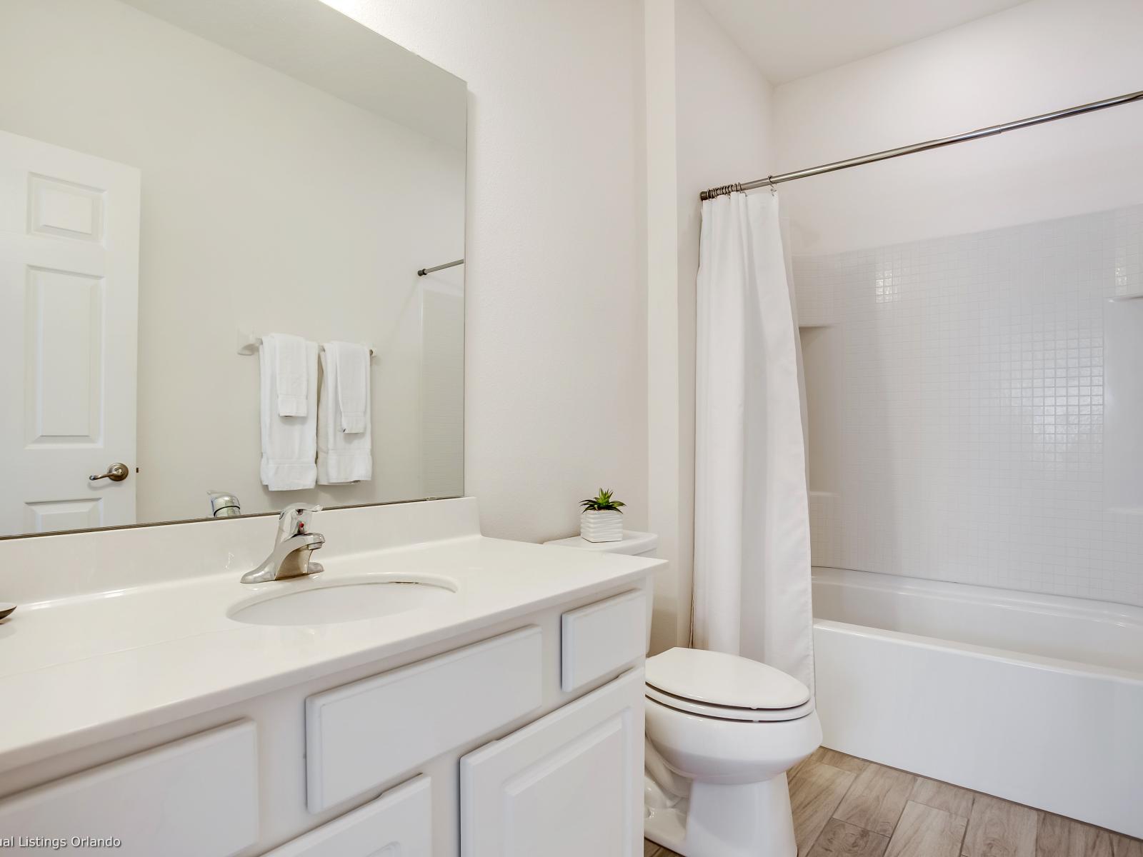 Opulent Bathroom of the Villa in Florida - Seamless design featuring a glass-enclosed shower for a modern touch - Functional yet glamorous, with thoughtfully chosen fixtures - Clean lines and refined details for a sophisticated look