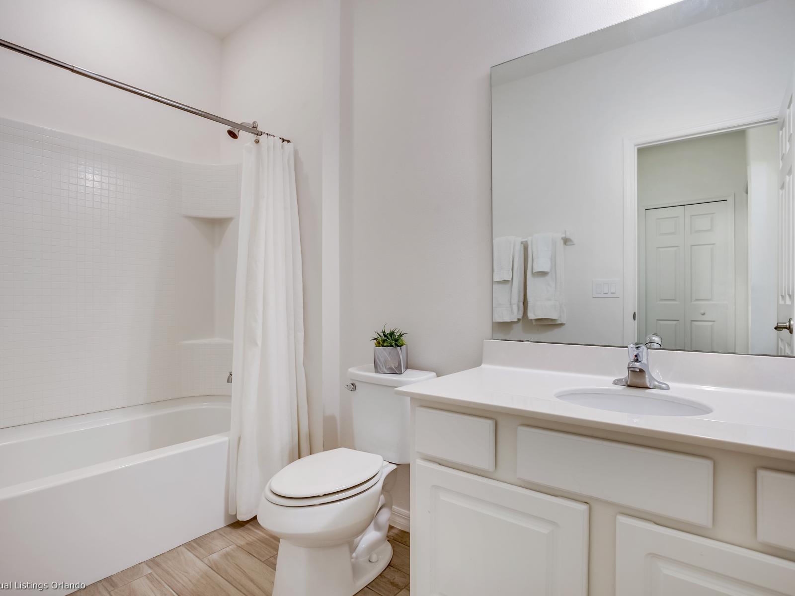 Opulent Bathroom of the Villa in Florida - Seamless design featuring a glass-enclosed shower for a modern touch - Functional yet glamorous, with thoughtfully chosen fixtures - Clean lines and refined details for a sophisticated look