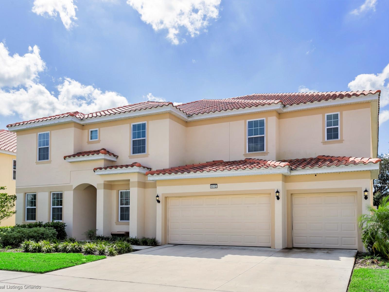 Lush Villa in Florida - Street view of the villa - Peaceful Neighborhood - A retreat for relaxation