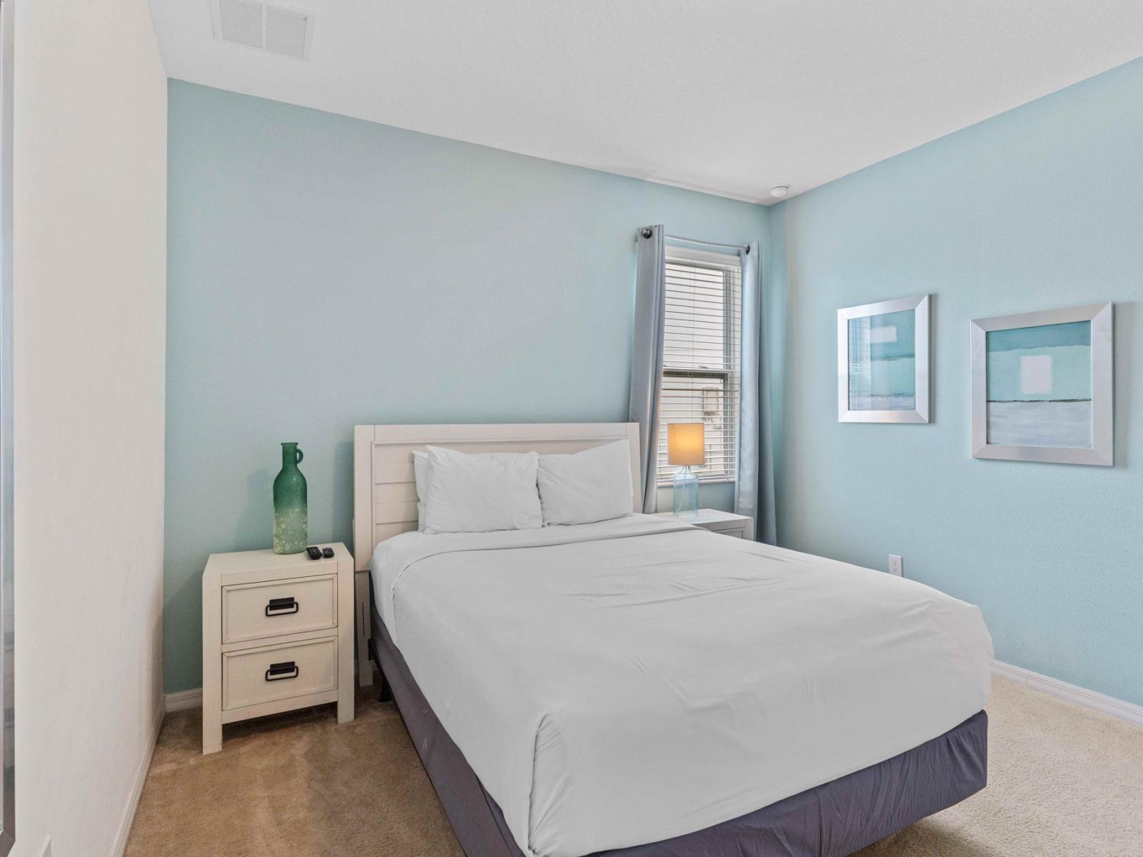 Cozy and inviting – Bedroom 4 features a comfortable queen-size bed for a restful night’s sleep.