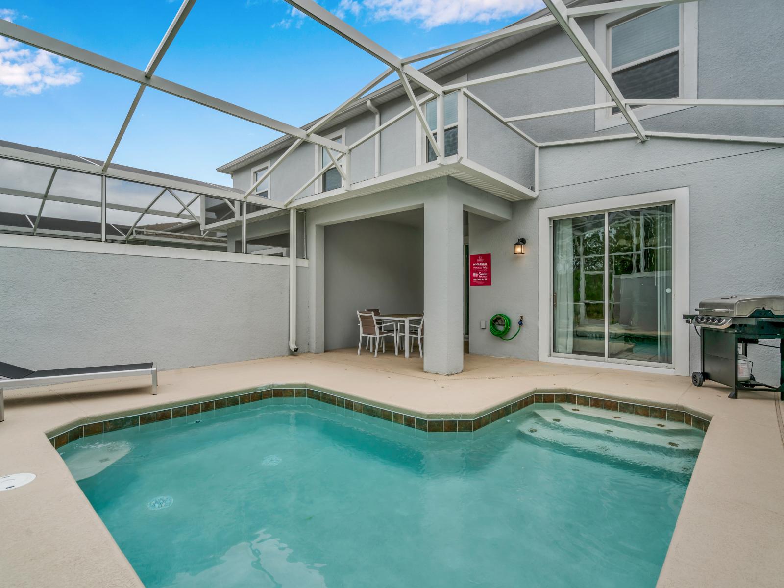 Refreshing private pool of the Townhouse in Kissimmee Florida - Enjoy the spacious outdoor patio space. - Perfect for entertaining, featuring a private splash pool - Plenty of outdoor seating, sun lounger chairs - Outdoor BBQ grill