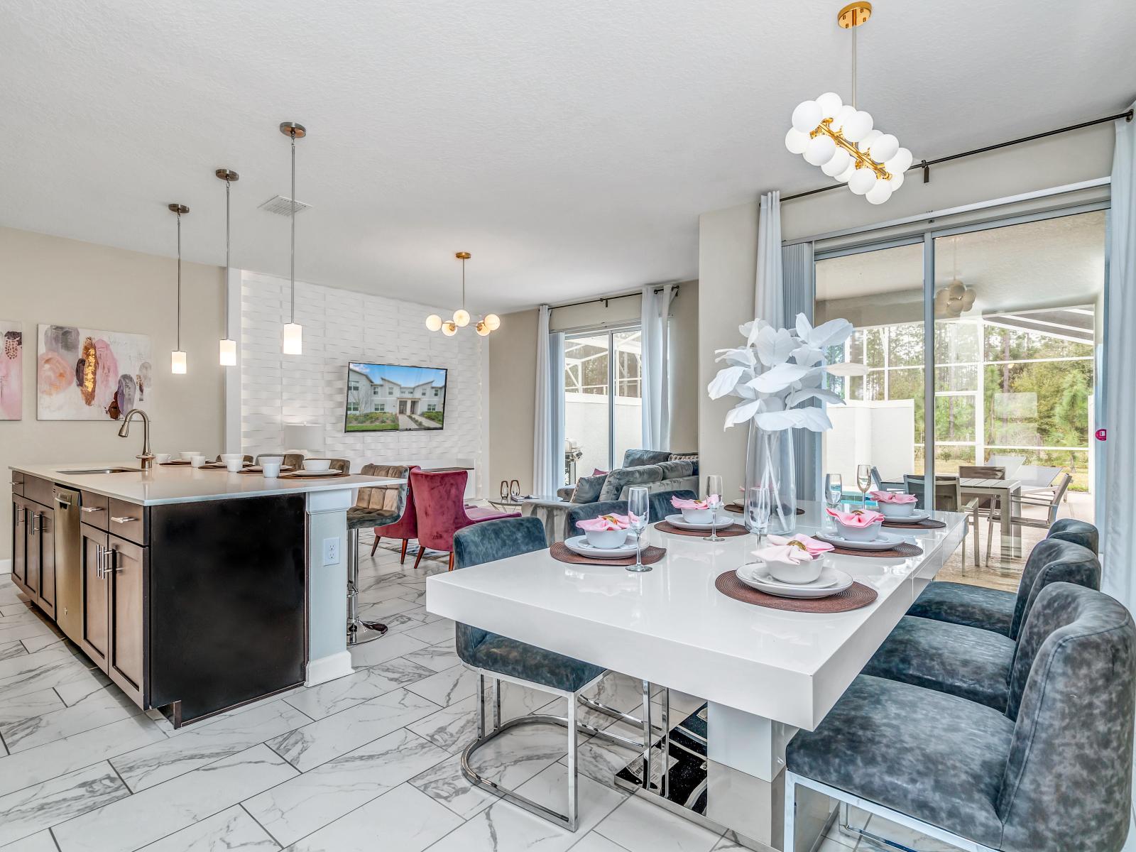 Beautiful Townhouse in Kissimmee Florida - Spacious open-plan design for a modern feel Stylish, contemporary furnishings enhancing the aesthetic - Plenty of natural light through large windows -Flexible seating options for comfort and adaptability