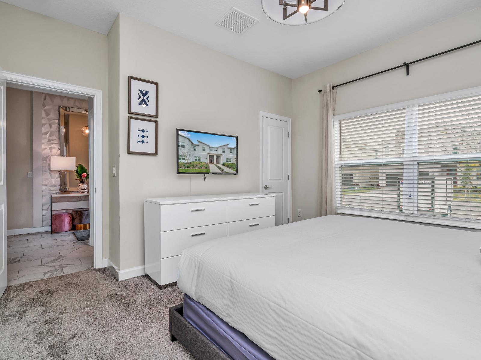 Comfy Bedroom of the Townhouse in Kissimmee Florida - The relaxing tones and comfortable - Décor create the perfect atmosphere for a good night's sleep in this charming bedroom - Smart TV and Netflix