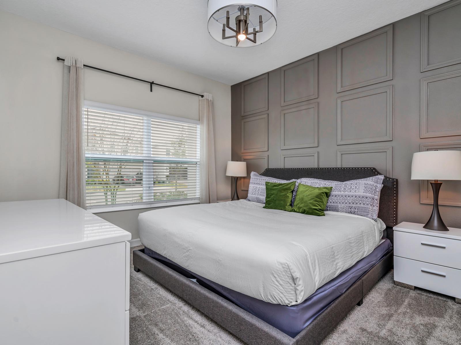 Comfy Bedroom of the Townhouse in Kissimmee Florida - Spacious bedroom offering comfort and style - Smart TV and Netflix - Bedroom with a cozy ambiance, blending comfort and aesthetics