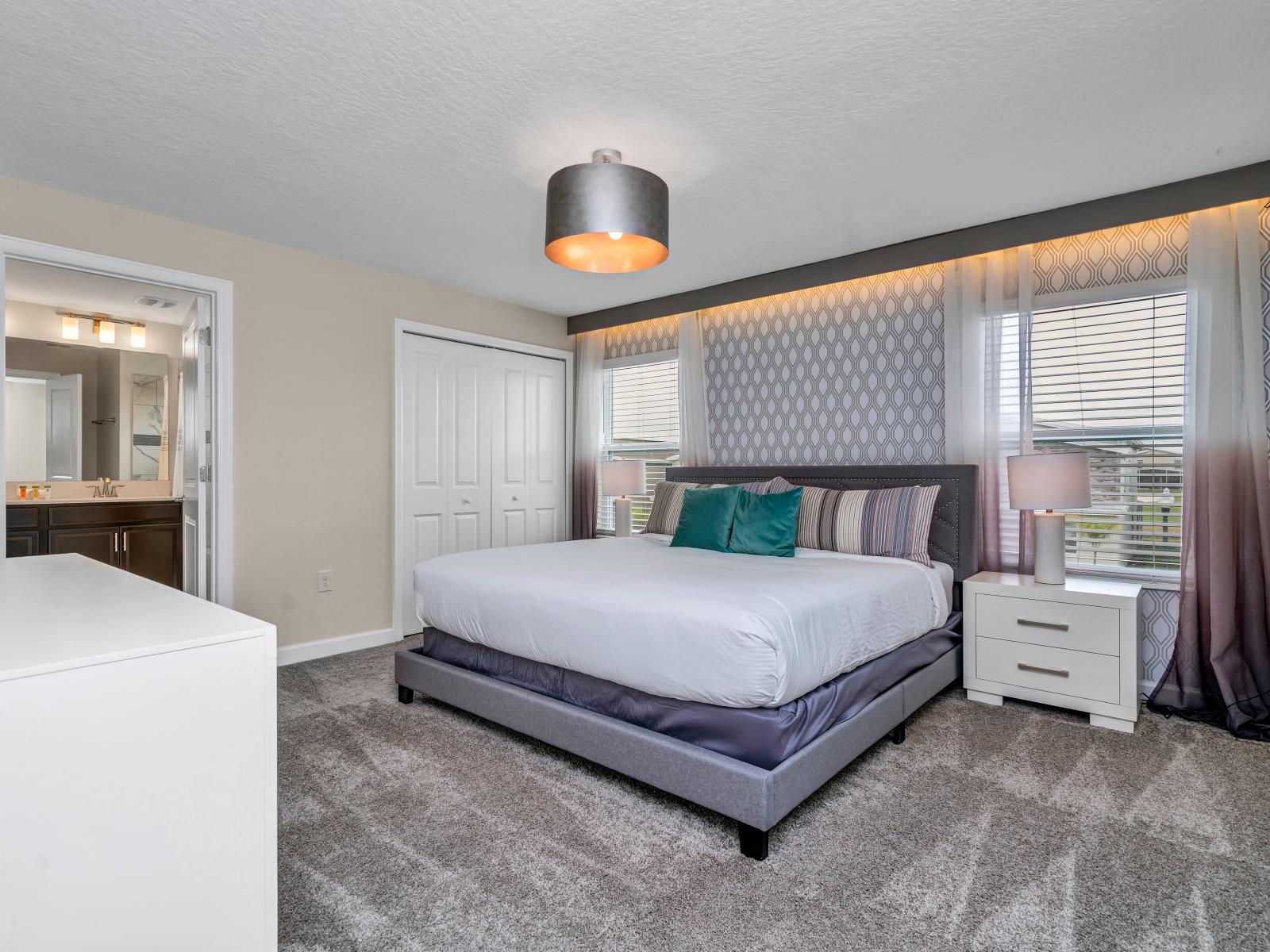 Fabulous bedroom of the Townhouse in Kissimmee Florida - Smart TV and Netflix - Luxurious bedding for a restful night's sleep - Modern and stylish decor that complements the space