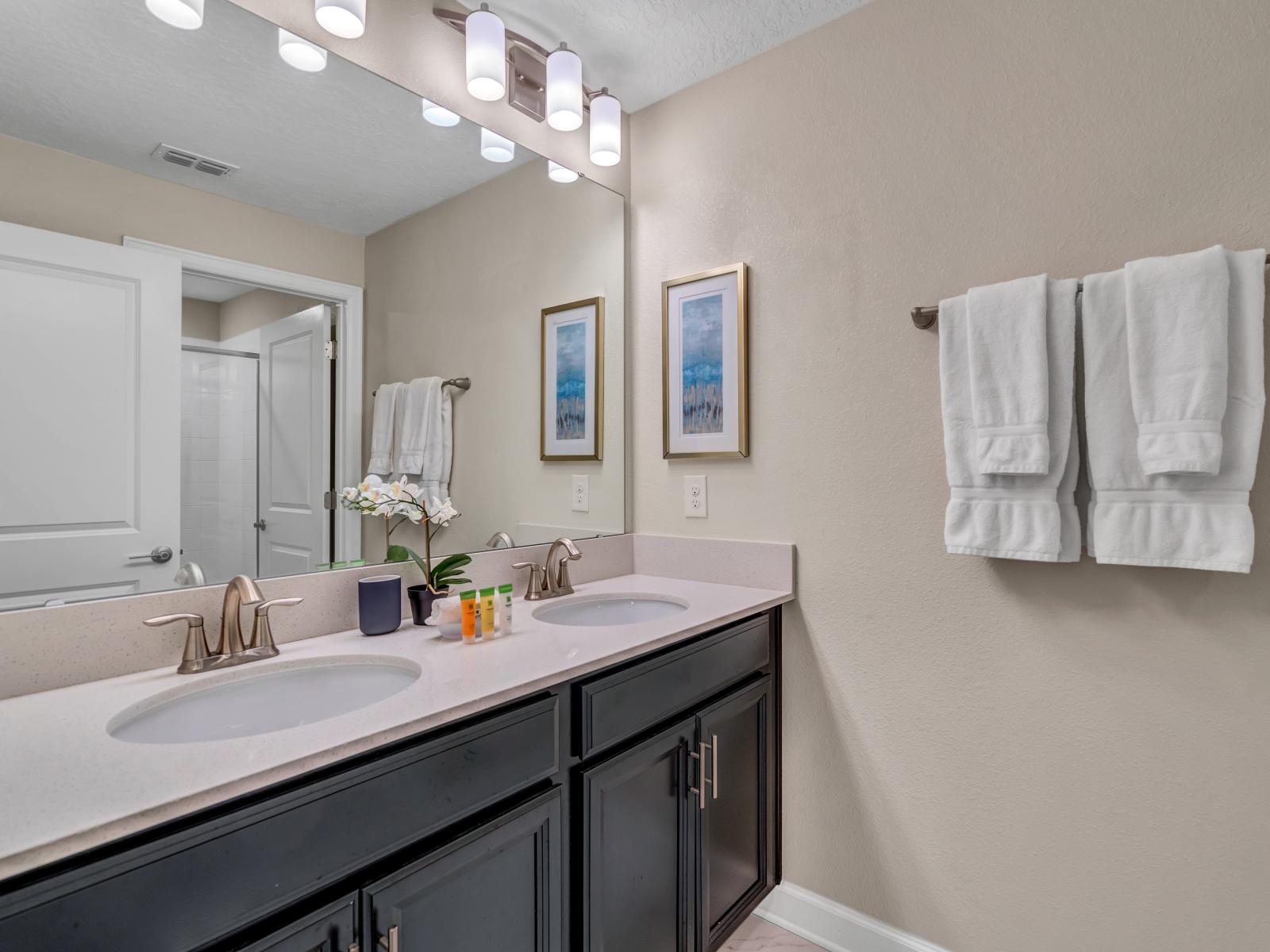 Sublime Bathroom of the Townhouse in Kissimmee Florida - Double Vanity with large mirror - Elegant lighting