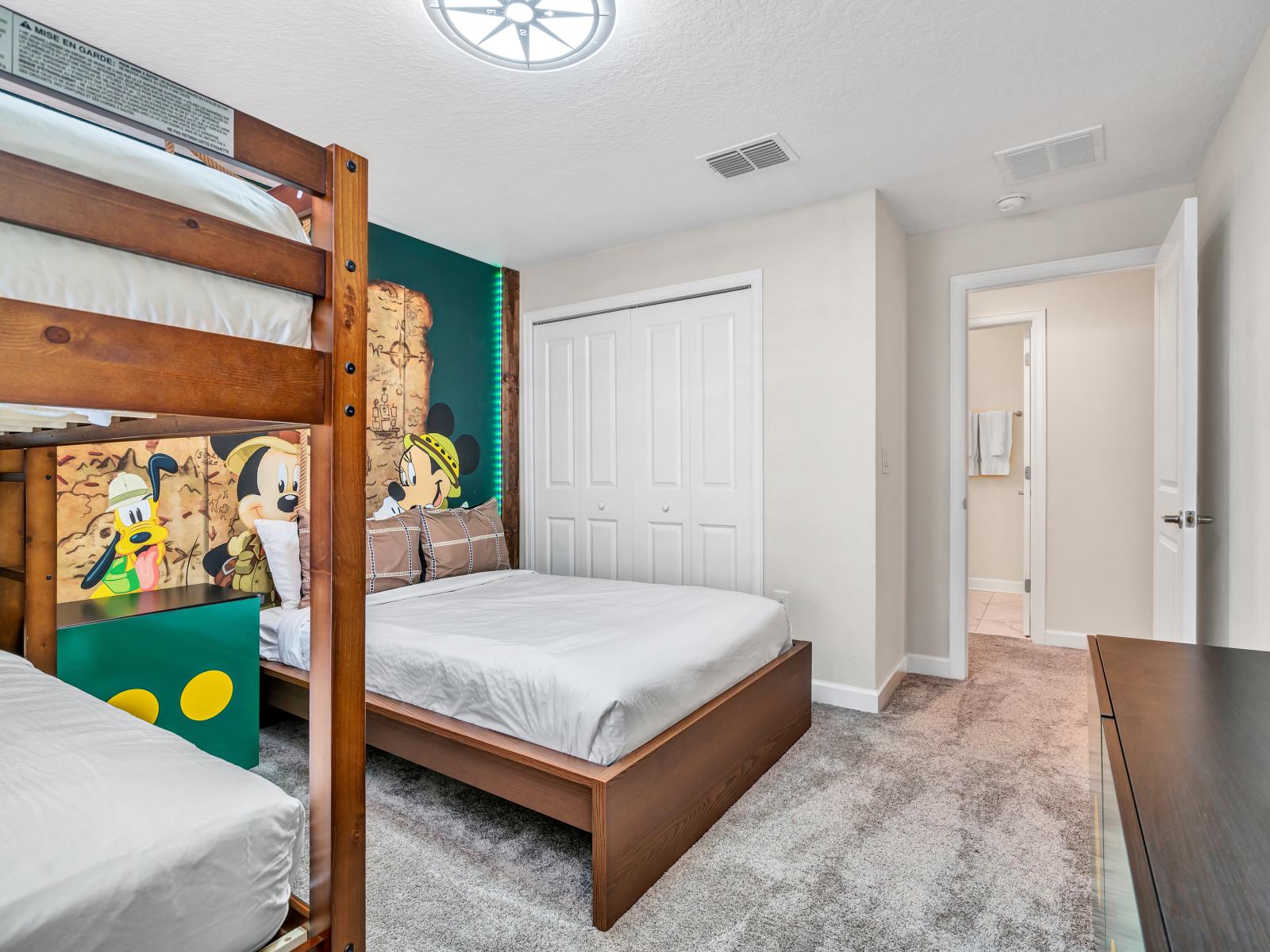 Lush Bedroom of the Townhouse in Kissimmee Florida - Unwind in the comfort of serene bedroom - Tranquility and relaxation await - Smart TV and Netflix