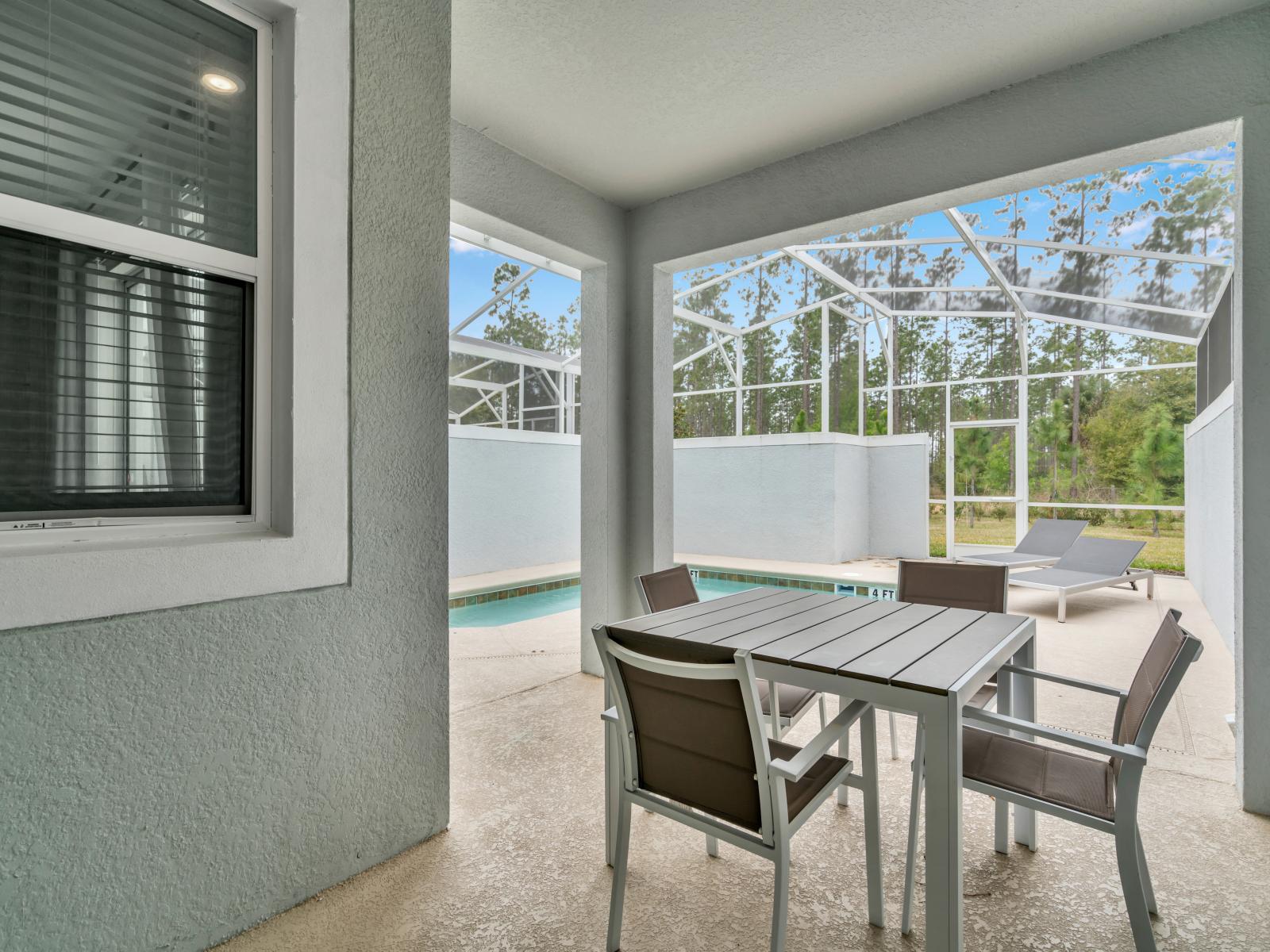 Magnificent outdoor dining area of the Townhouse in Kissimmee Florida - For al fresco meals and relaxed gatherings - Stunning Pool Views