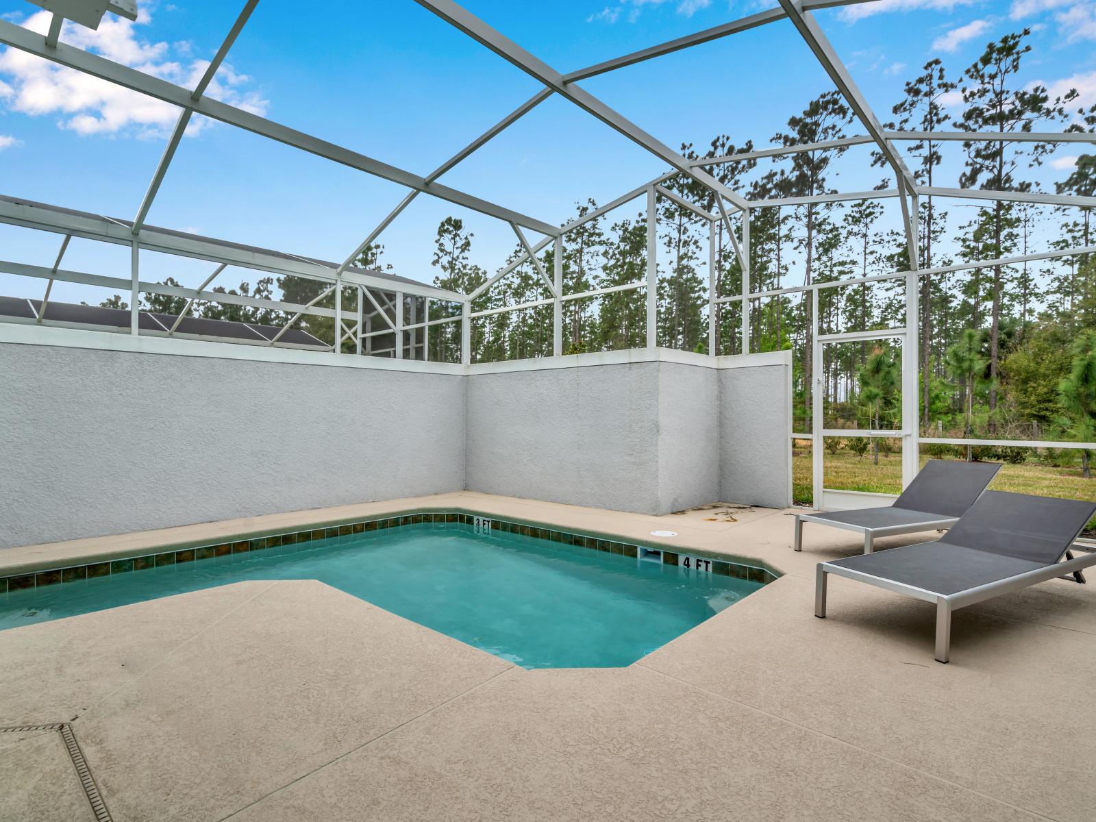 Beautiful Townhouse in Kissimmee Florida - Outdoor patio space is perfect for entertaining - Featuring a private splash pool - Outdoor seating and sun lounger chairs