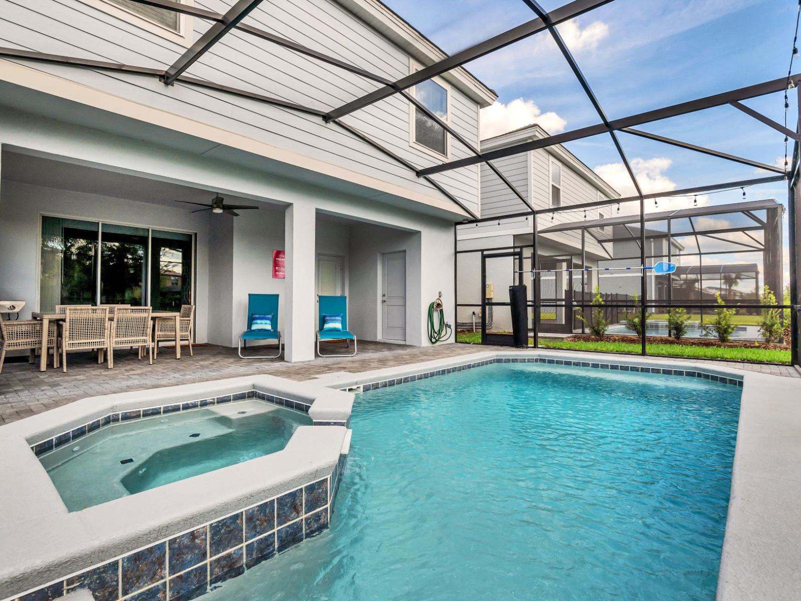 Luxury pool area of the apartment in Florida near Walt Disney World Resort - Lush and refreshing environment - Cozy beach chairs available - Beautifully sunbathed space makes the soul peaceful - Experience the comfort at the best