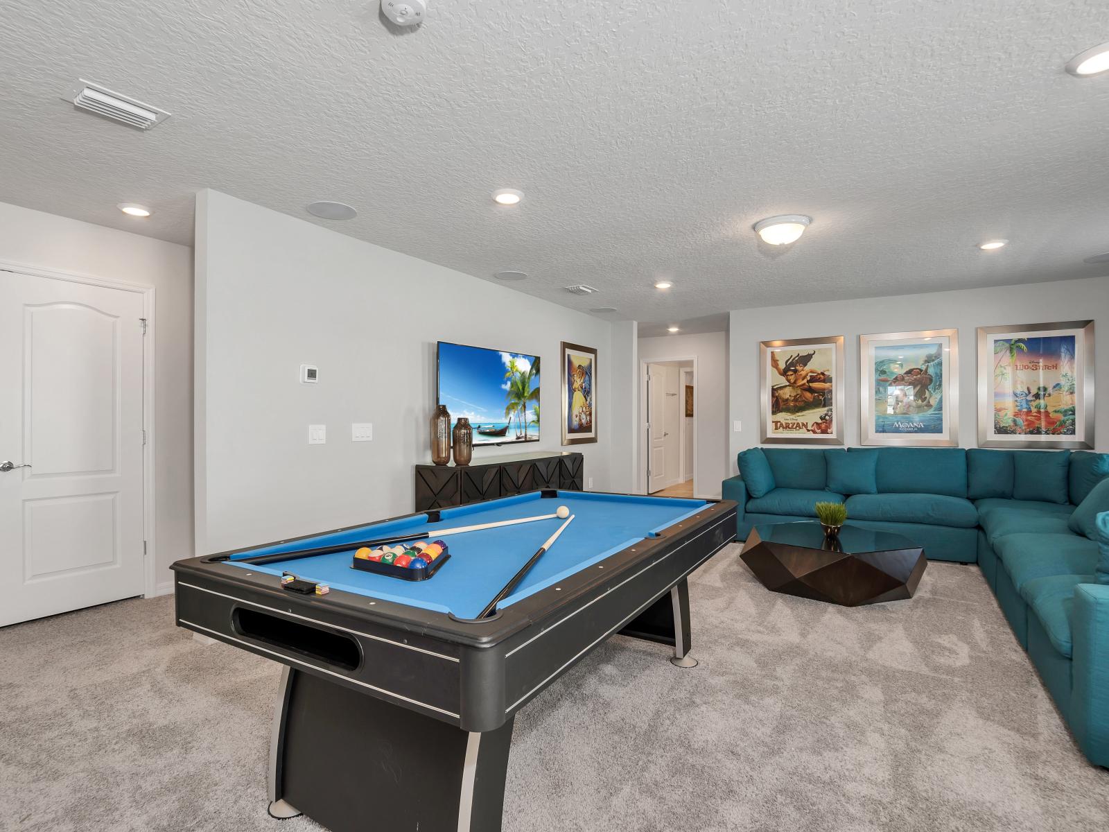 Cozy Sitting Area of the Apartment in Davenport Florida - Smart TV and Netflix - Well-chosen lighting fixtures adding both functionality and charm - Pool Table Refreshment