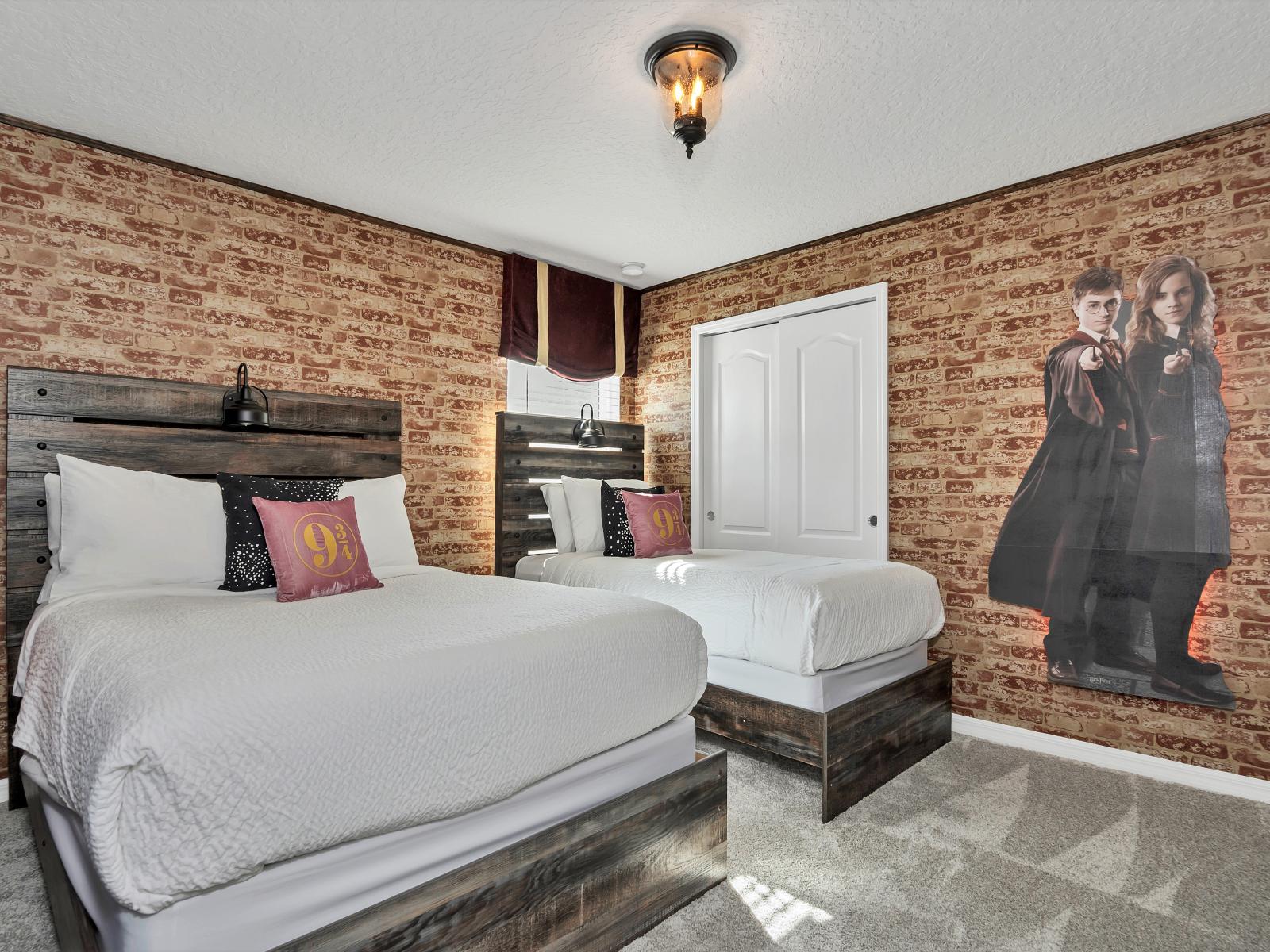 Toney Bedroom with Harry Potter Theme in Florida near Legoland Florida Resort - Two Bed - Cozy retreat with a plush bed, perfect for relaxation - Modern and stylish decor that complements the space