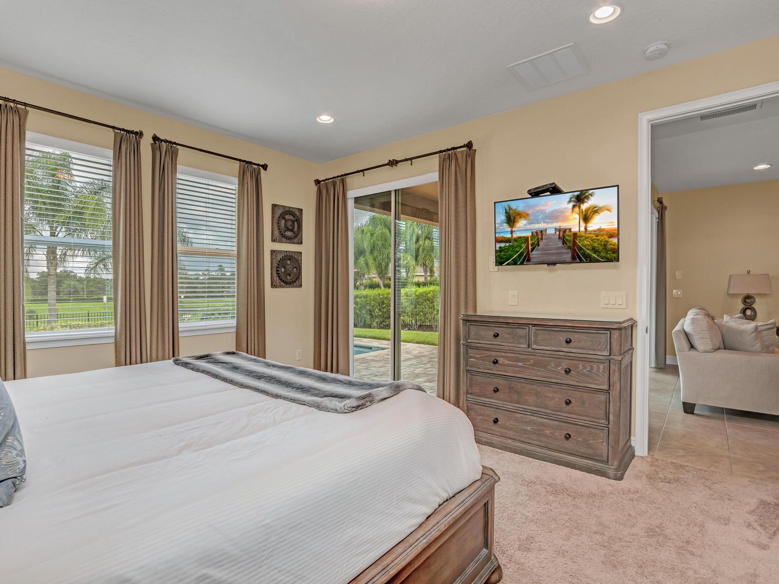 Majestic Bedroom of the Home in Kissimmee Florida - Embrace the beauty of nature from the comfort of your own retreat - Smart TV and Netflix - Outdoor access with pool