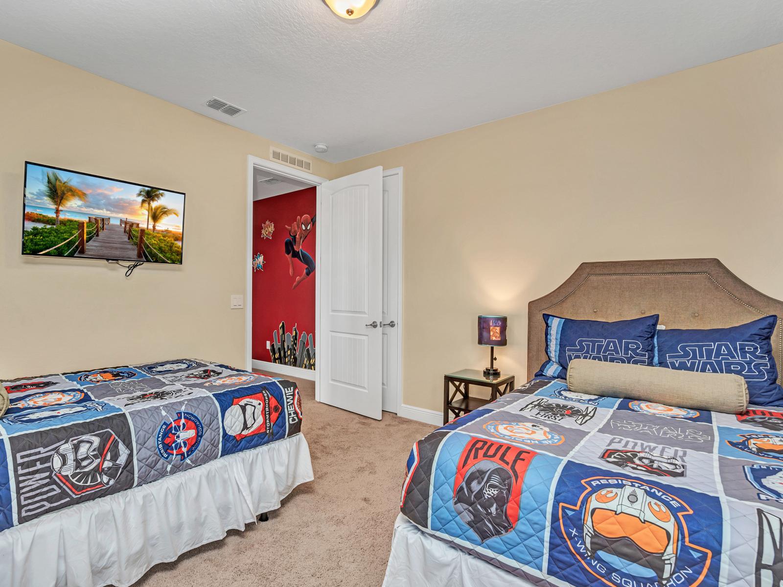 Star Wars themed Bedroom of the Home in Kissimmee Florida - Playful haven where imagination knows no bounds  - Smart TV and Netflix -Create cherished memories  - A space designed for youthful wonder