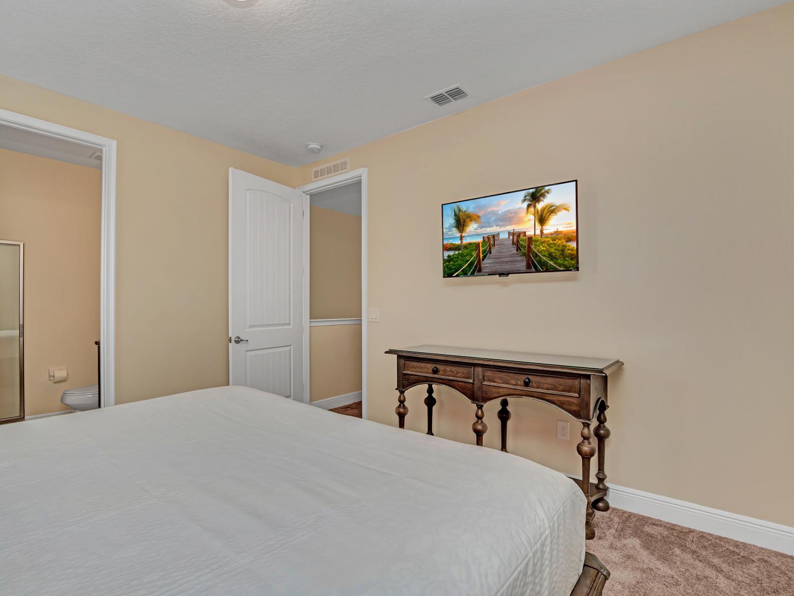 Cozy Bedroom of the Home in Kissimmee Florida - Step into sheer elegance and comfort in this  awe-inspiring bedroom - Smart TV and Netflix - Comfy double bed