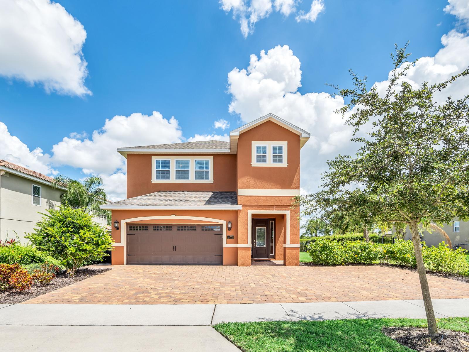 Beautiful  Home in Kissimmee Florida - The outside view-with  lush greenery, serene landscapes - Inviting architecture combine to create a captivating scene  - Welcomes relaxation and exploration - Embrace the beauty of your tranquil retreat