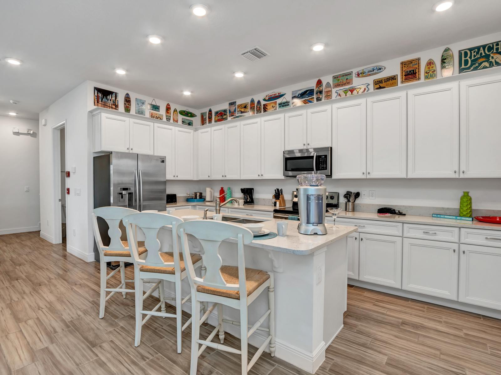 Sleek kitchen of the cottage in Kissimmee Florida - Discover your culinary creativity - Step into fully equipped kitchen - Breakfast bar and high chairs