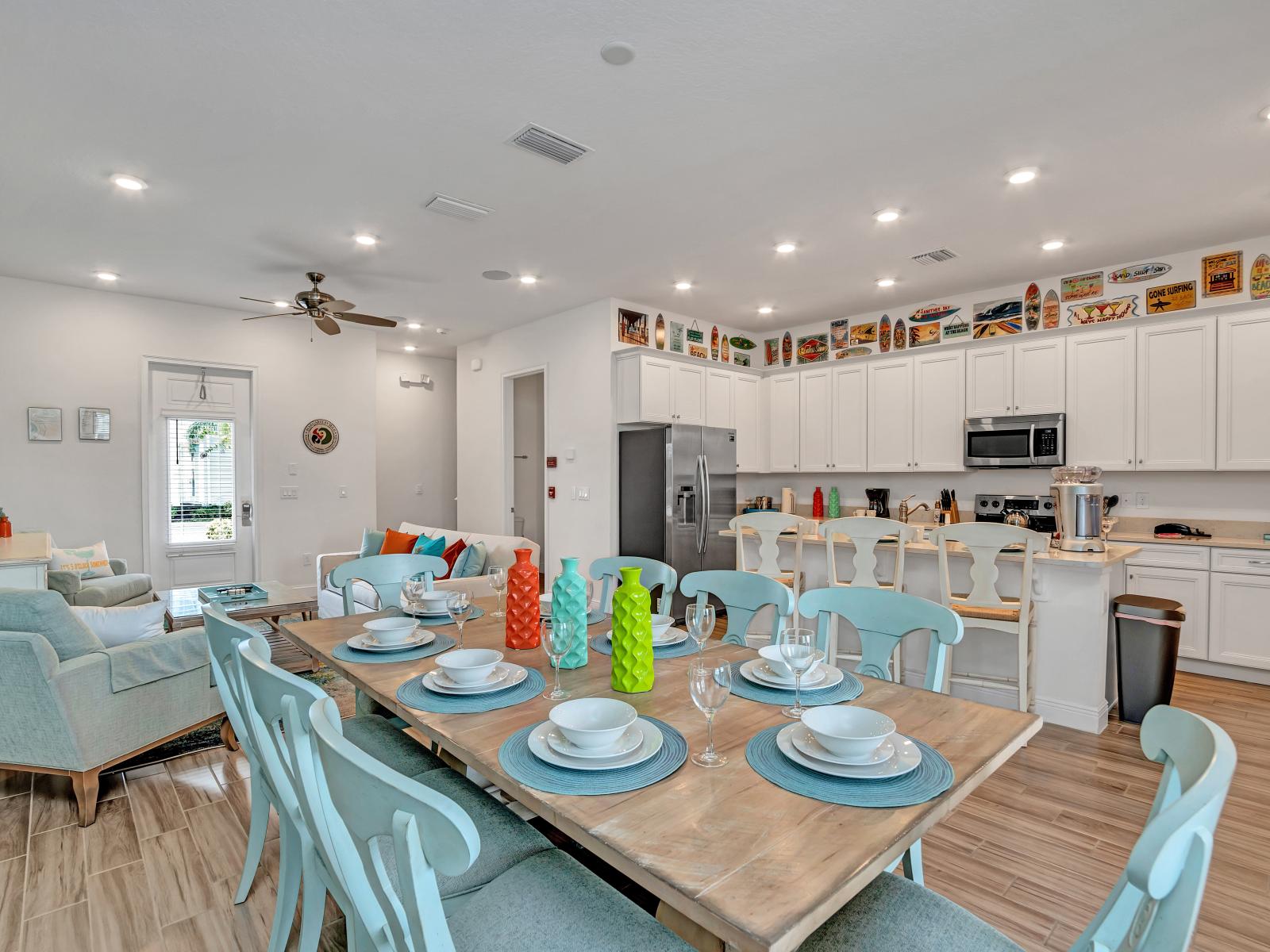 Beautiful cottage in Kissimmee Florida - Open-concept living area seamlessly connected to a stylish dining space and kitchen - Plush and comfortable seating arrangements - Stylish, contemporary furnishings enhancing the aesthetic