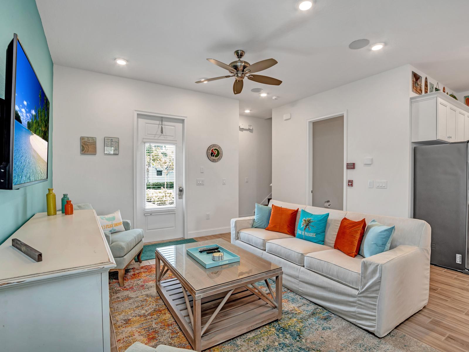 Bright living area of the cottage in Kissimmee Florida - Step into the tranquil elegance of living area - Inviting you to unwind and relax in style - Smart TV and Netflix - Cozy seating area conducive to relaxation and socializing