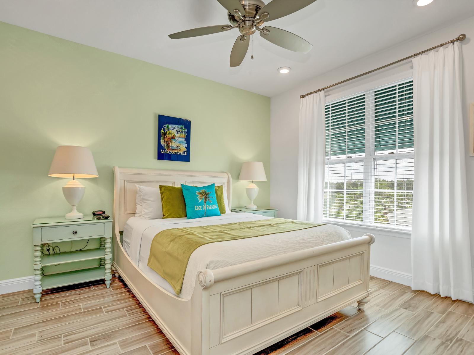 Amazing bedroom of the cottage in Kissimmee Florida - Every detail invites relaxation and every moment feels like a dream - Cozy double bed - Bright and airy bedroom with large windows for natural illumination