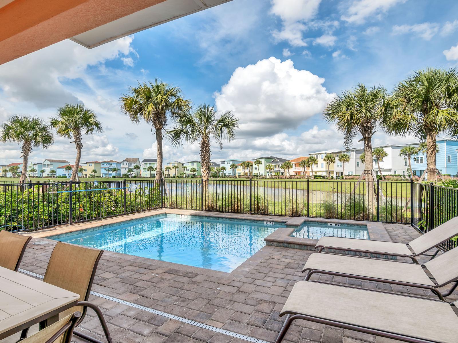 Chic private pool area of the cottage in Kissimmee Florida - Relax and unwind in exclusive pool - An ideal haven for basking in sunshine and enjoying moments of serenity