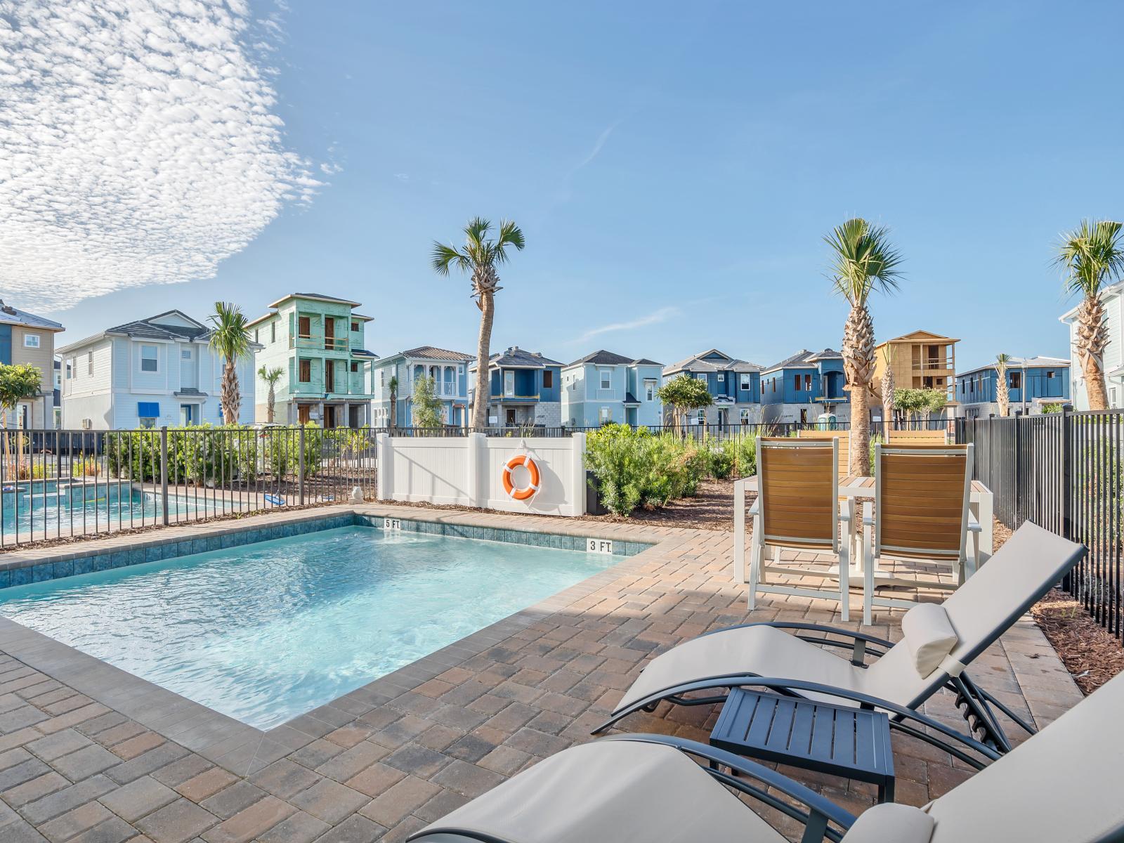 - Refreshing private pool of the cottage in Florida - Perfect for Unwinding and Soaking Up the Sun - Dive into a refreshing poolside escape - Lounge in tranquility by the sparkling waters