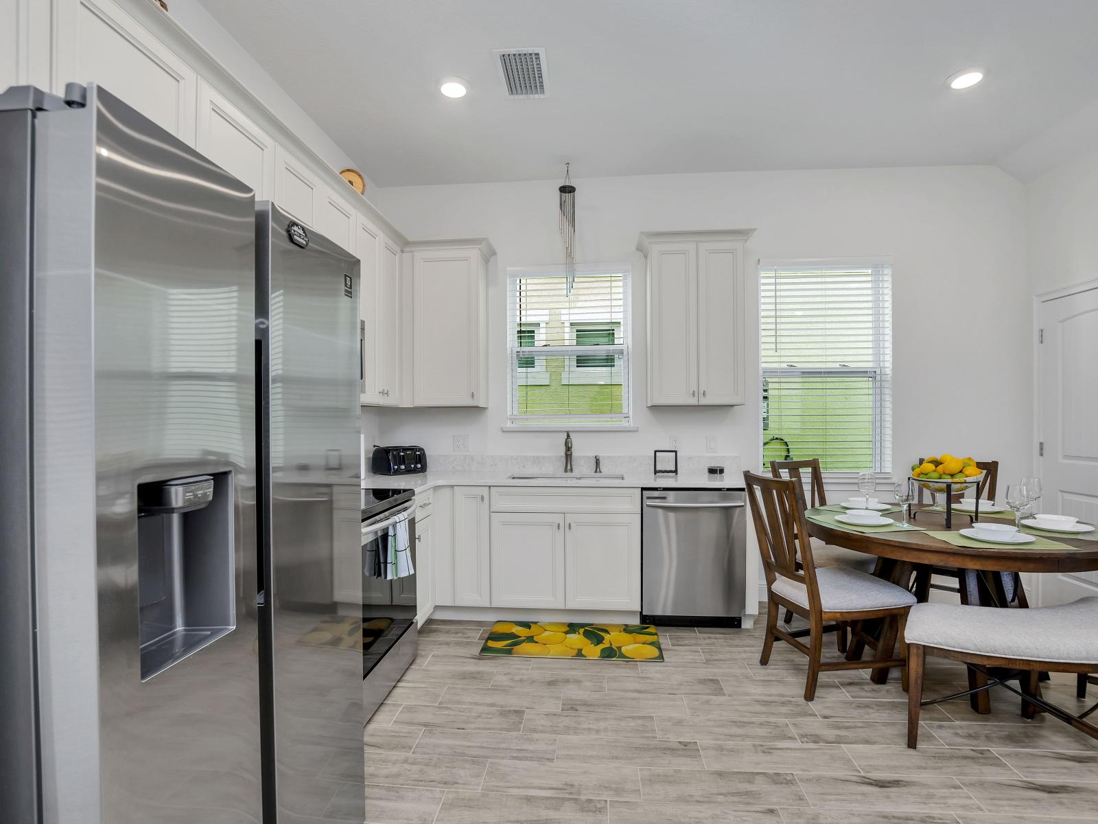 - Lush kitchen of the cottage in Florida - Experience culinary delight in fully equipped kitchen - Complete with a convenient dining area, perfect for casual dining