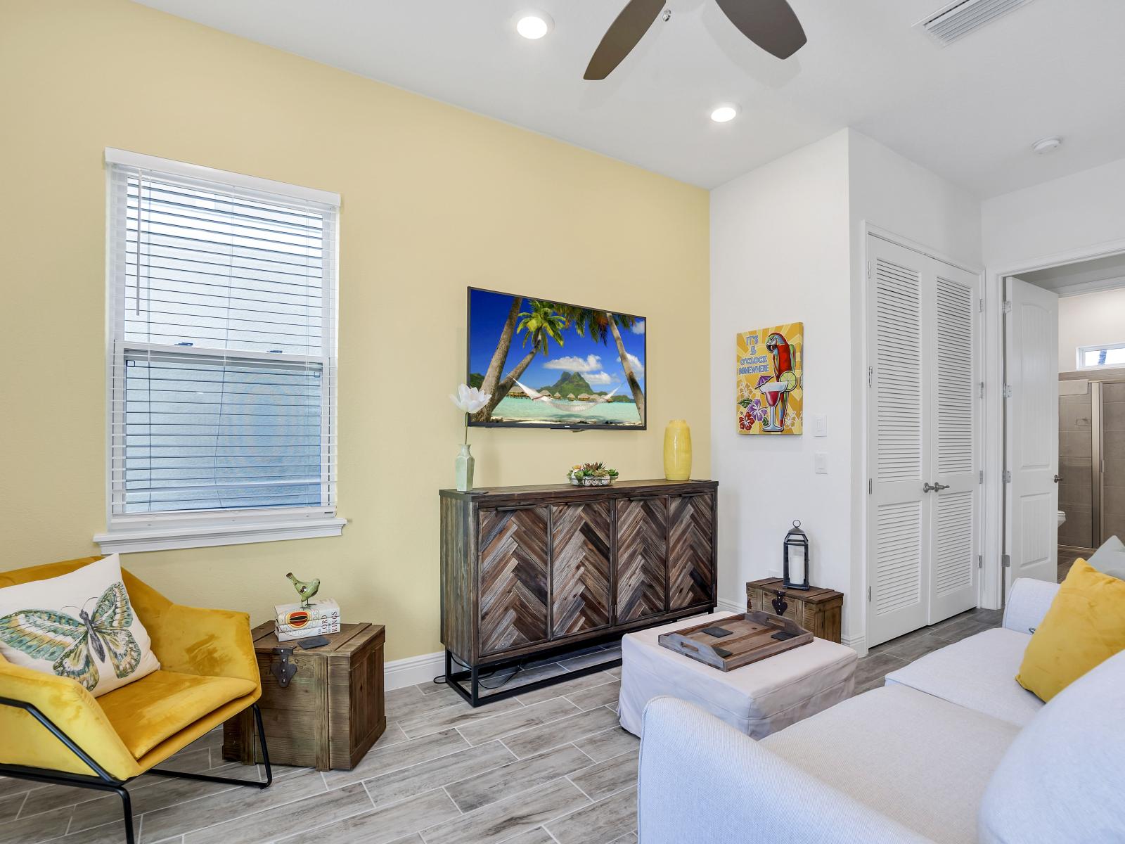 - inviting living area of the cottage in Florida - Embrace the comfort of our homey living area - Plush sofas and warm decor invite you to unwind - This inviting space is perfect for relaxation - Smart TV and Netflix