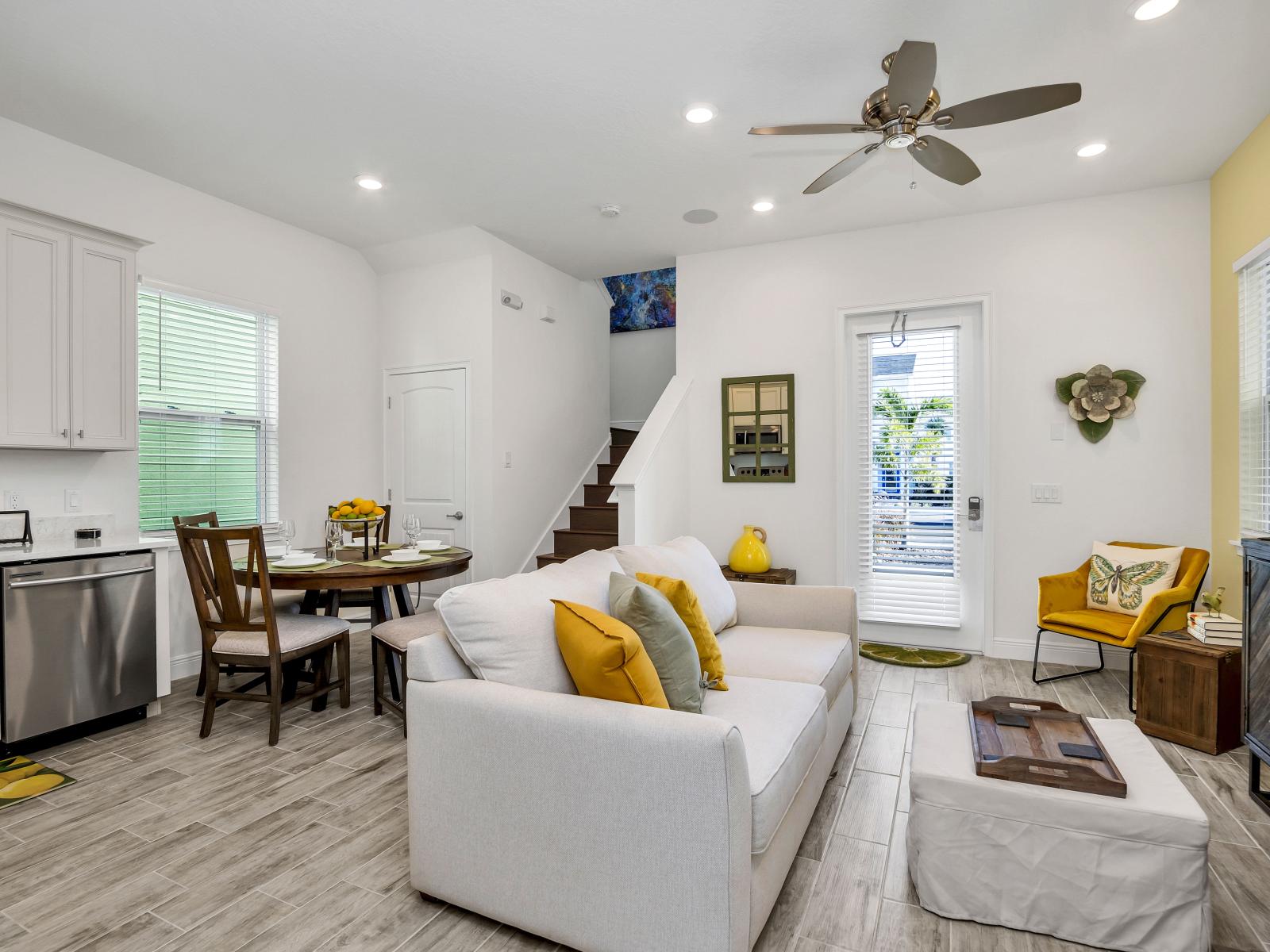 - Captivating living area of the cottage in Florida - Relax and unwind in spacious living area - Designed for comfort and leisure - Harmonious color scheme with pops of accent colors for visual interest