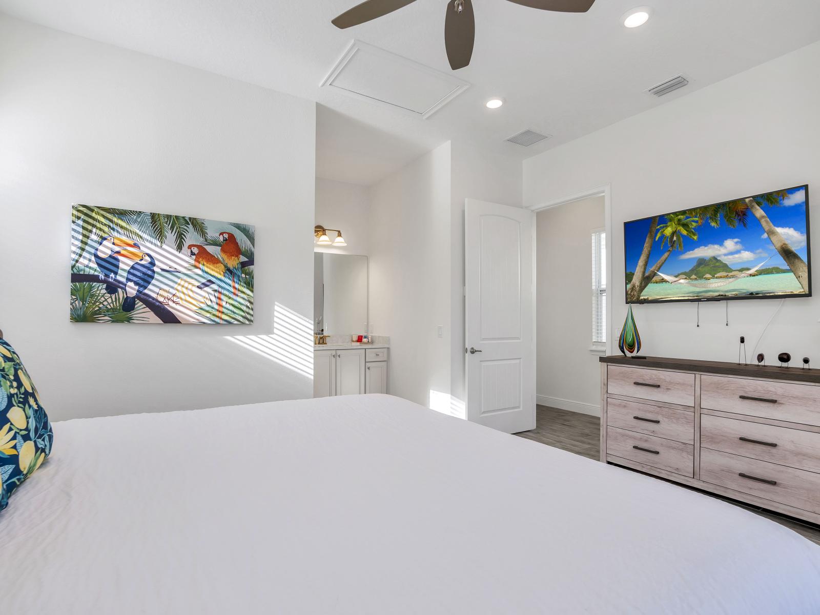 - Neat bedroom of the cottage in Florida - Discover the allure of dreamy bedroom - Tranquility meets elegance - Drift into peaceful sleep enveloped in pure comfort and sophistication - Smart tv and Netflix