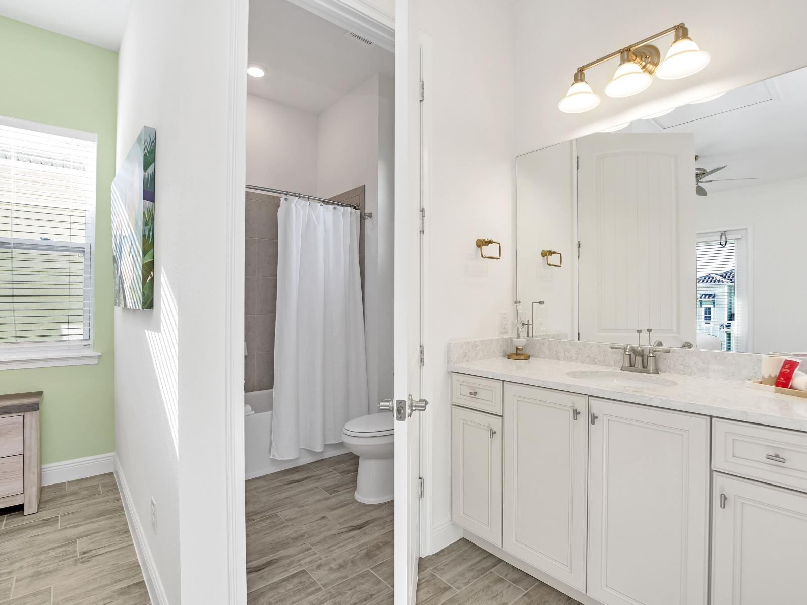 - Convenient bathroom of the cottage in Florida - Unwind and rejuvenate in a shower/tub combo - Providing a tranquil oasis for a soothing soak or refreshing shower