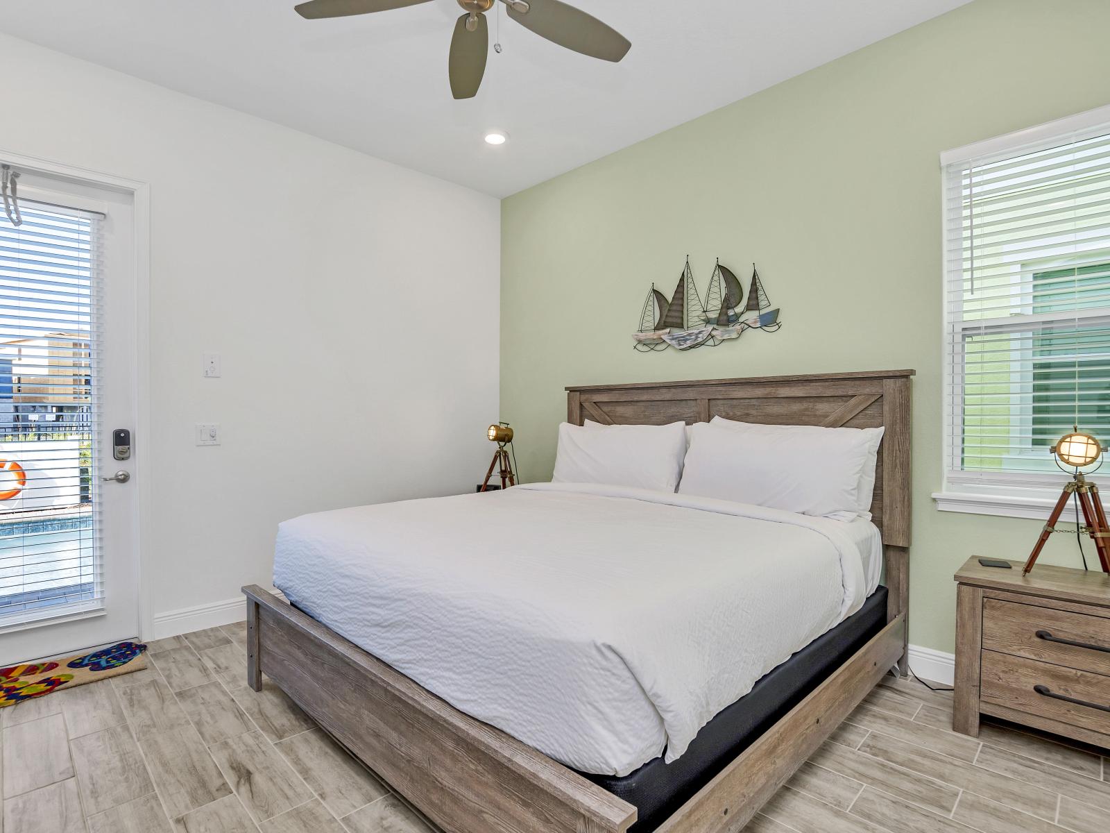 - Cozy bedroom of the cottage in Florida - Thoughtfully designed bedroom featuring functional and stylish furniture - Comfy double bed - Modern and stylish decor that complements the space