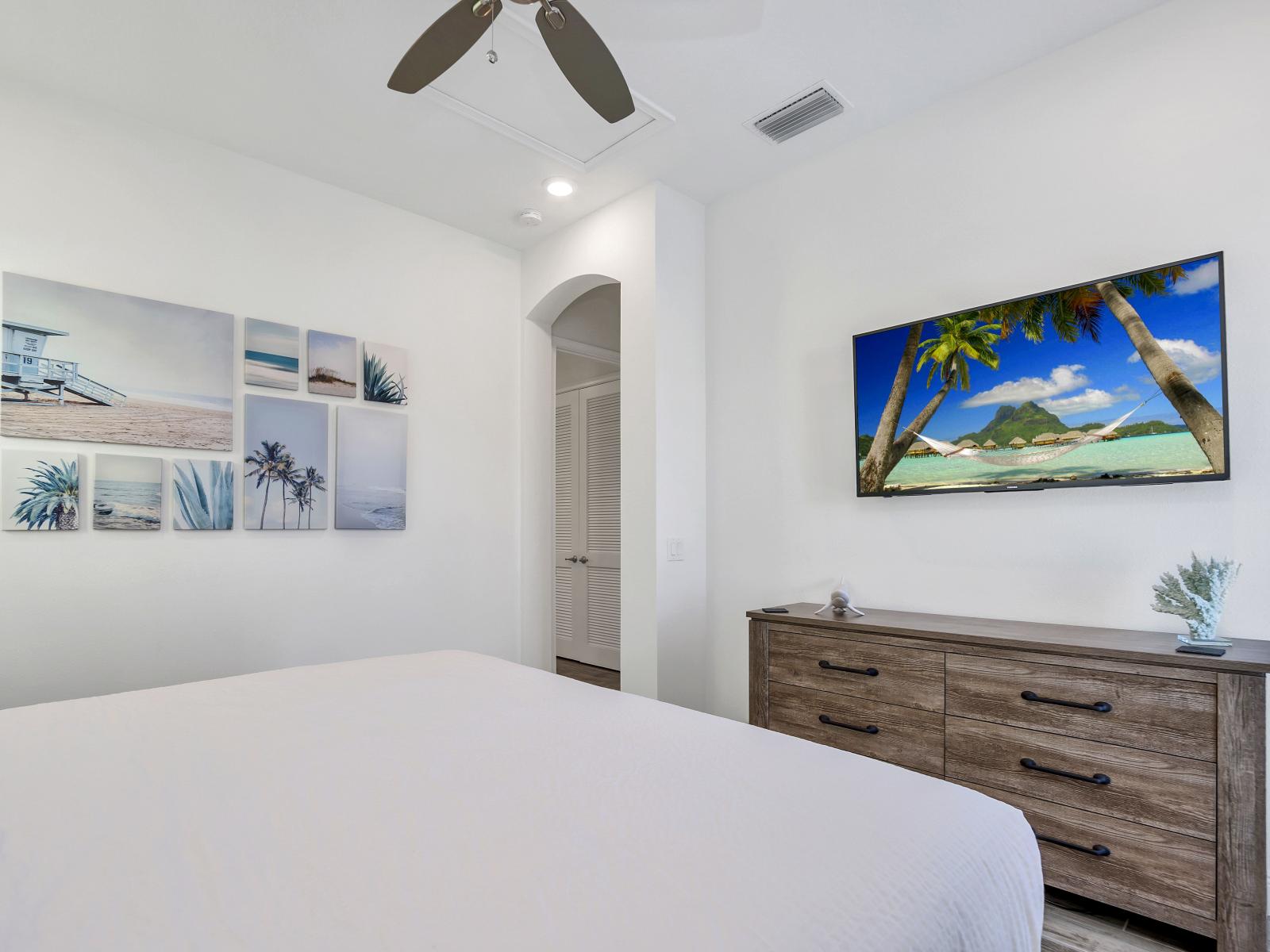 - Plush bedroom of the cottage in Florida - Smart tv and Netflix - Cozy retreat with a plush bed, perfect for relaxation - Comfy double bed - Thoughtfully designed bedroom featuring functional and stylish furniture