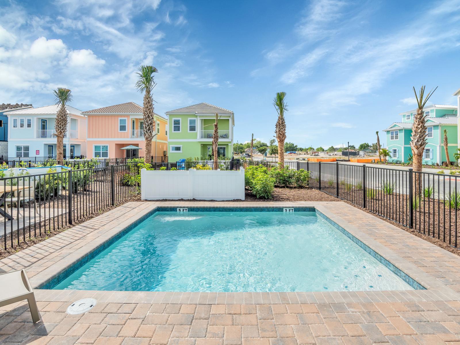 Stunning private pool of the cottage in Florida - Dive into a refreshing poolside escape - Soak up the ambiance with a dip in stunning pool - Crystal-clear pool for refreshing dips